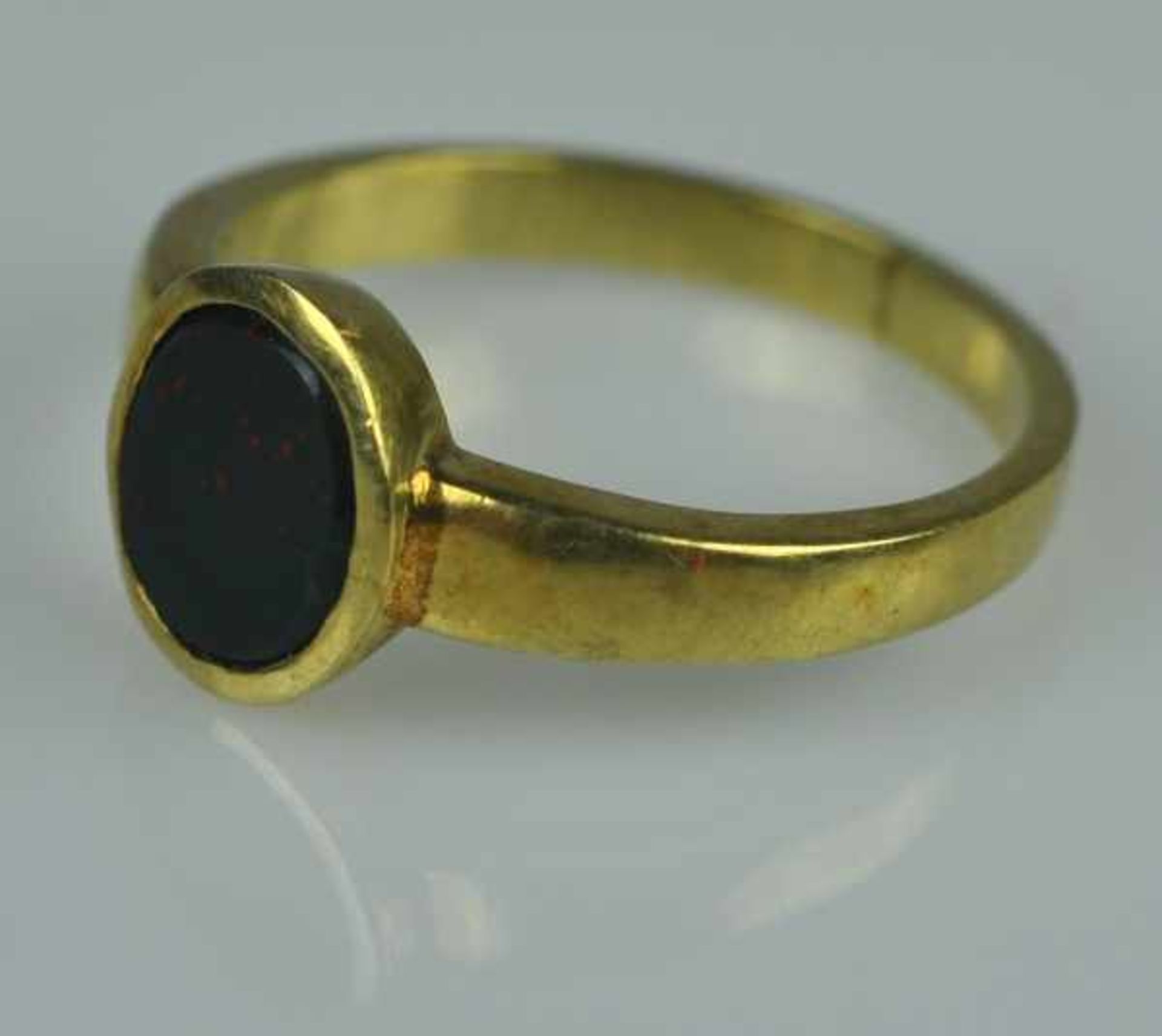 RING mit runder Jaspisplatte in schlichter Gelbgold-Fassung 14ct, 3,7g, Gr. 55 - Bild 2 aus 3