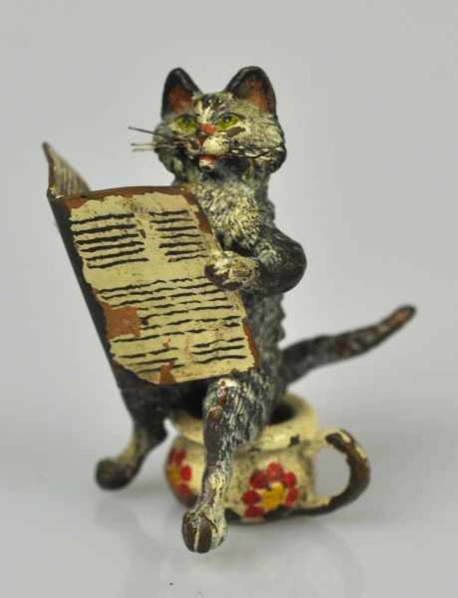 KATZE beim Zeitungslesen auf dem Nachttopf, Wiener Bronze, fein polychrom bemalt, gemarkt