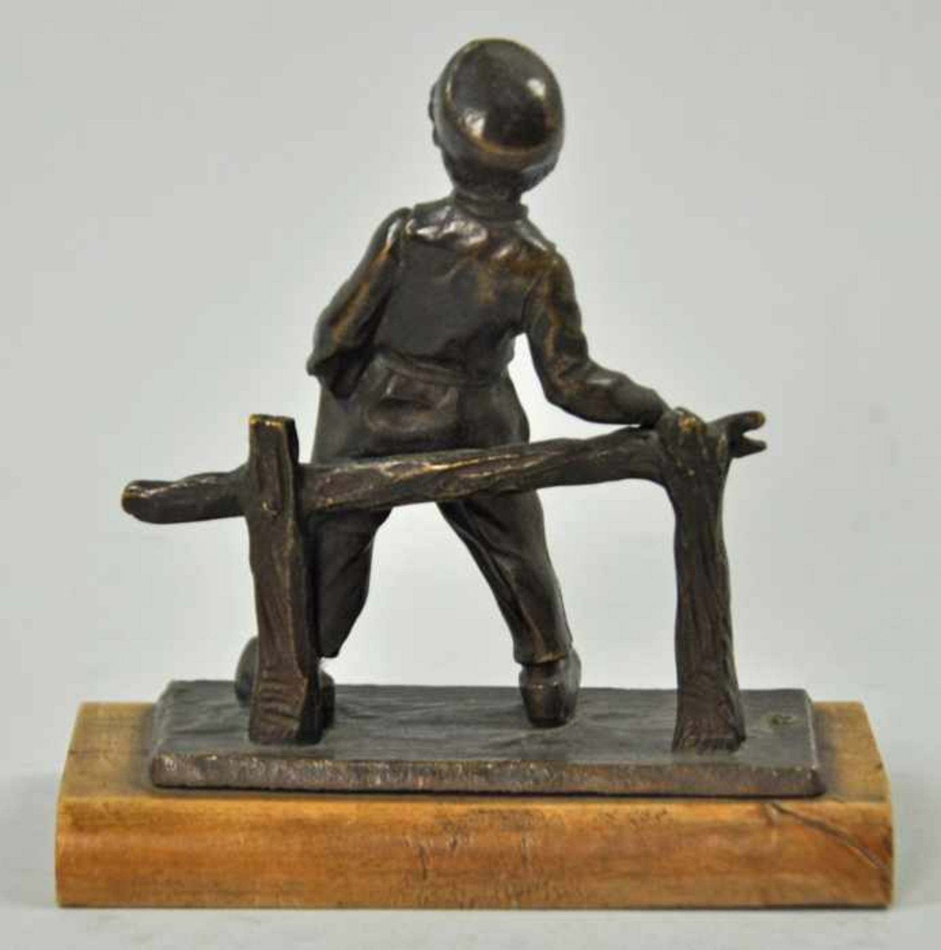 KLEINER JUNGE mit Münze, sich an Holzzaun anlehnend, Bronze patiniert, montiert auf Holzbasis, 19/ - Bild 2 aus 3