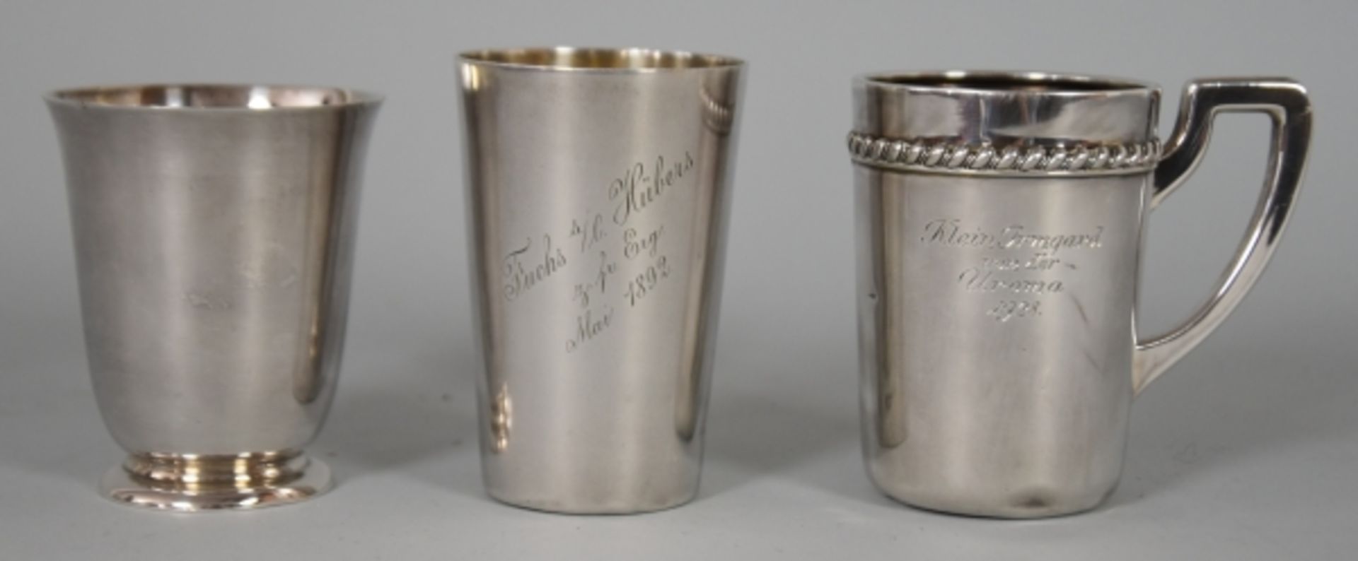 LOT 3 BECHER verschieden, zwei mit Aufschriften, Silber 800 u. 830, 209gr, H 8,5cm (größter), ein