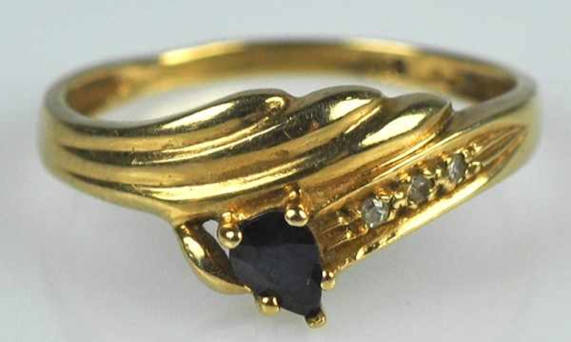 RING gerippter Dekor mit kleinem tropfenförmigem Saphir, 3 kleinen Diamanten als Besatz, Gelbgold