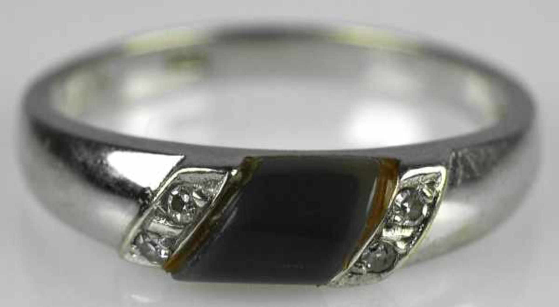 KLEINER RING besetzt mit Cabochon und je zwei seitlichen Diamanten, Weißgold 14ct, Gr.54