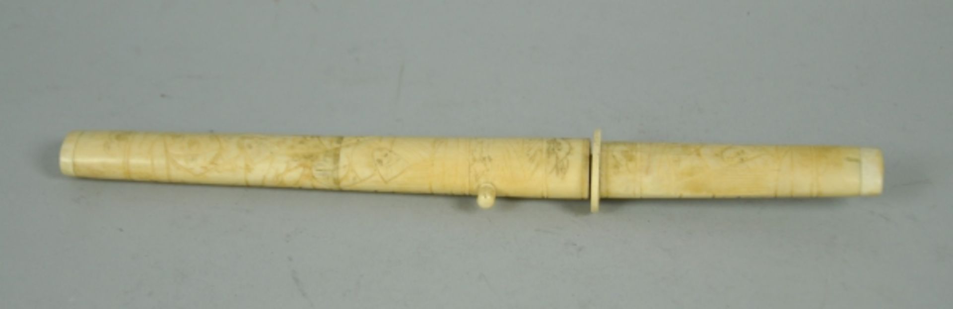 DOLCH Griff u. Scheide aus beschnitztem Bein, Stahlklinge, Asien, L 31cm