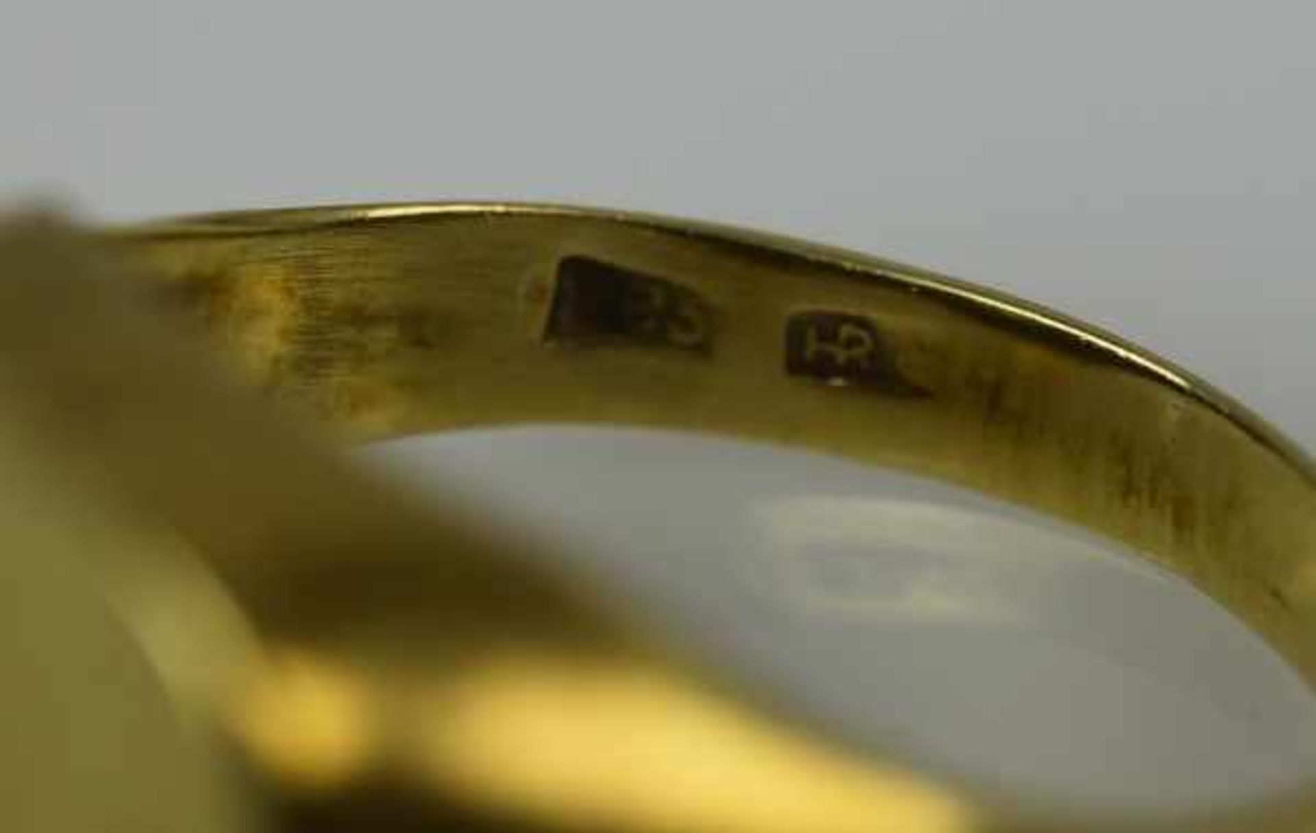 MONOGRAMMRING mit ovaler Goldplatte, darauf ziseliertes Monogramm " RS", Gelbgold 14ct, 3,8g, Gr. - Bild 4 aus 4