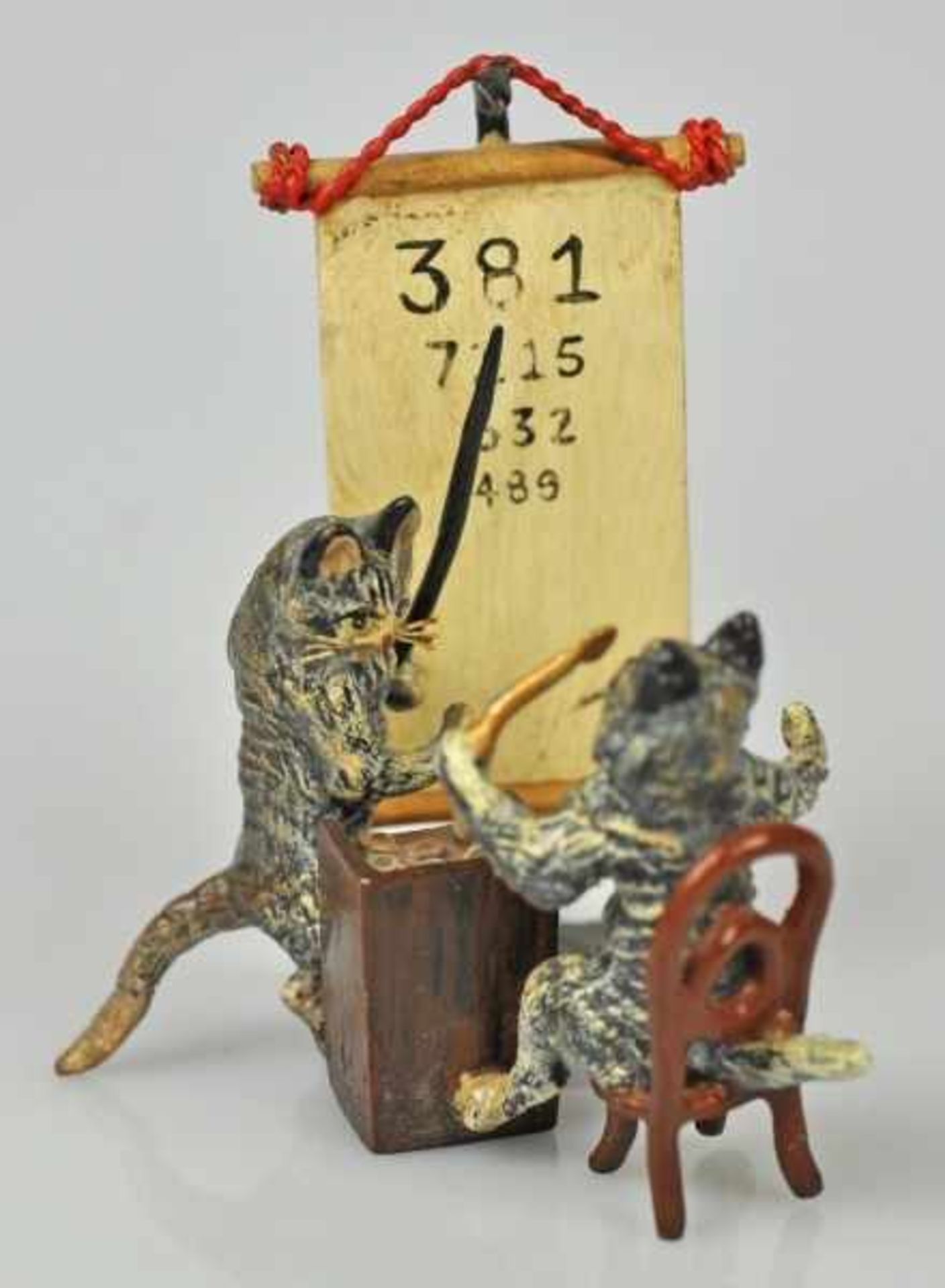 KATZENSEHTEST zwei Katzen beim Sehtest, polychrom bemalt, Wiener Bronze, Marke FBW, 6x4x4cm