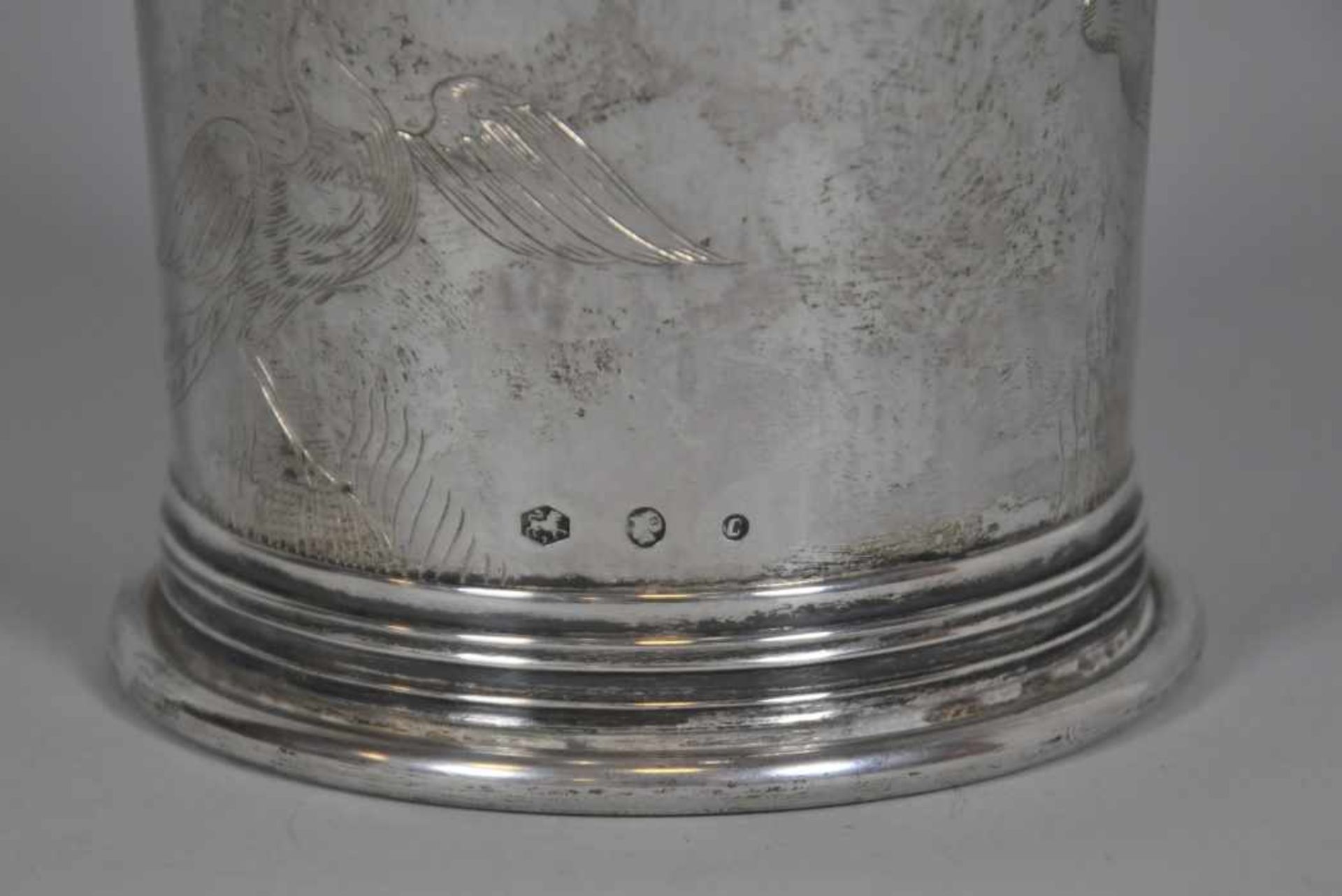 VASE becherförmig, nach oben hin ausgestellt, fein ziseliertes florales Dekor, Silber 833, 434gr, - Image 2 of 4