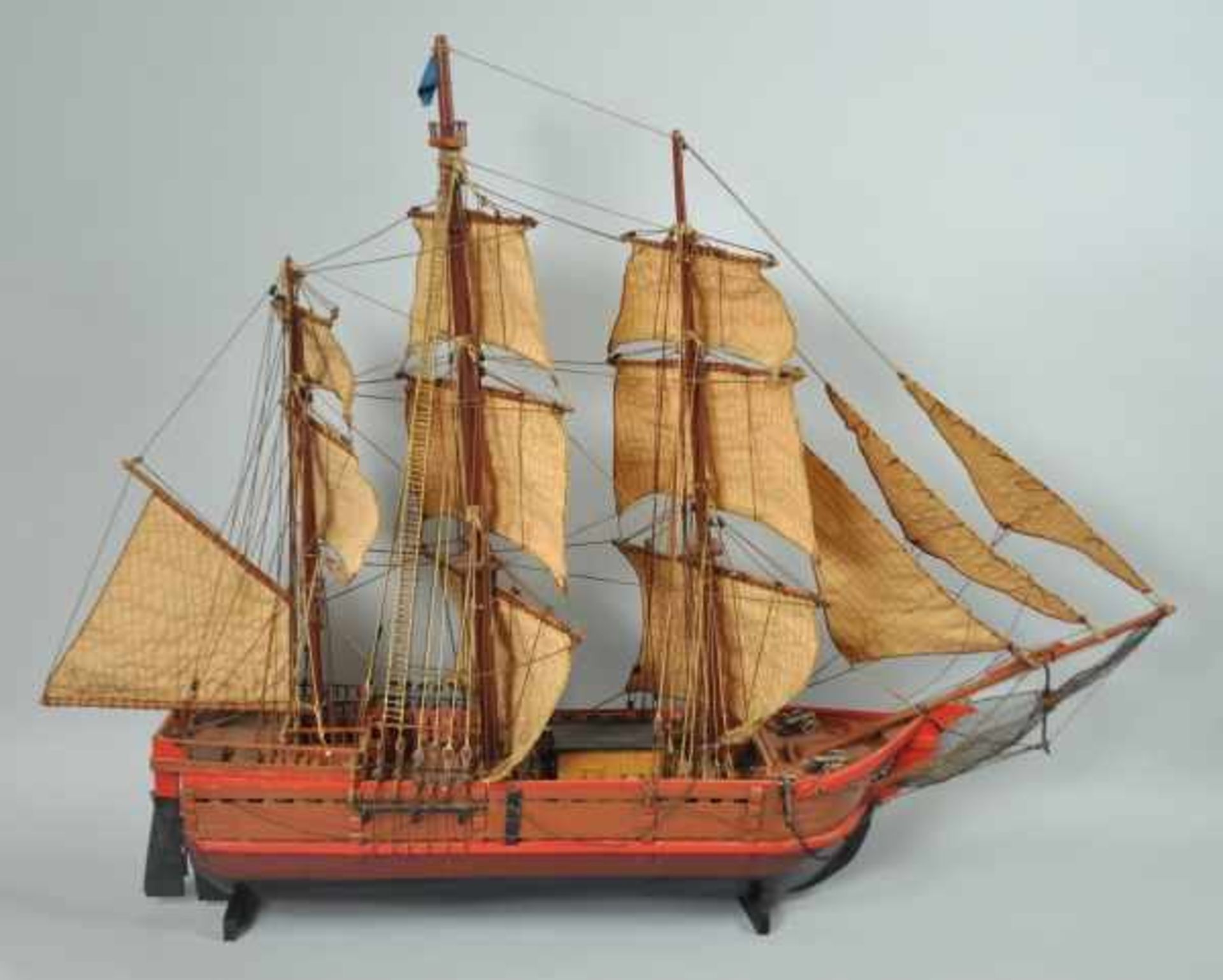 SEGELSCHIFF "St. Louis", Dreimaster, mit beweglichem Heckruder u. Stoffsegeln, bemaltes Holz, H 75cm - Bild 2 aus 3