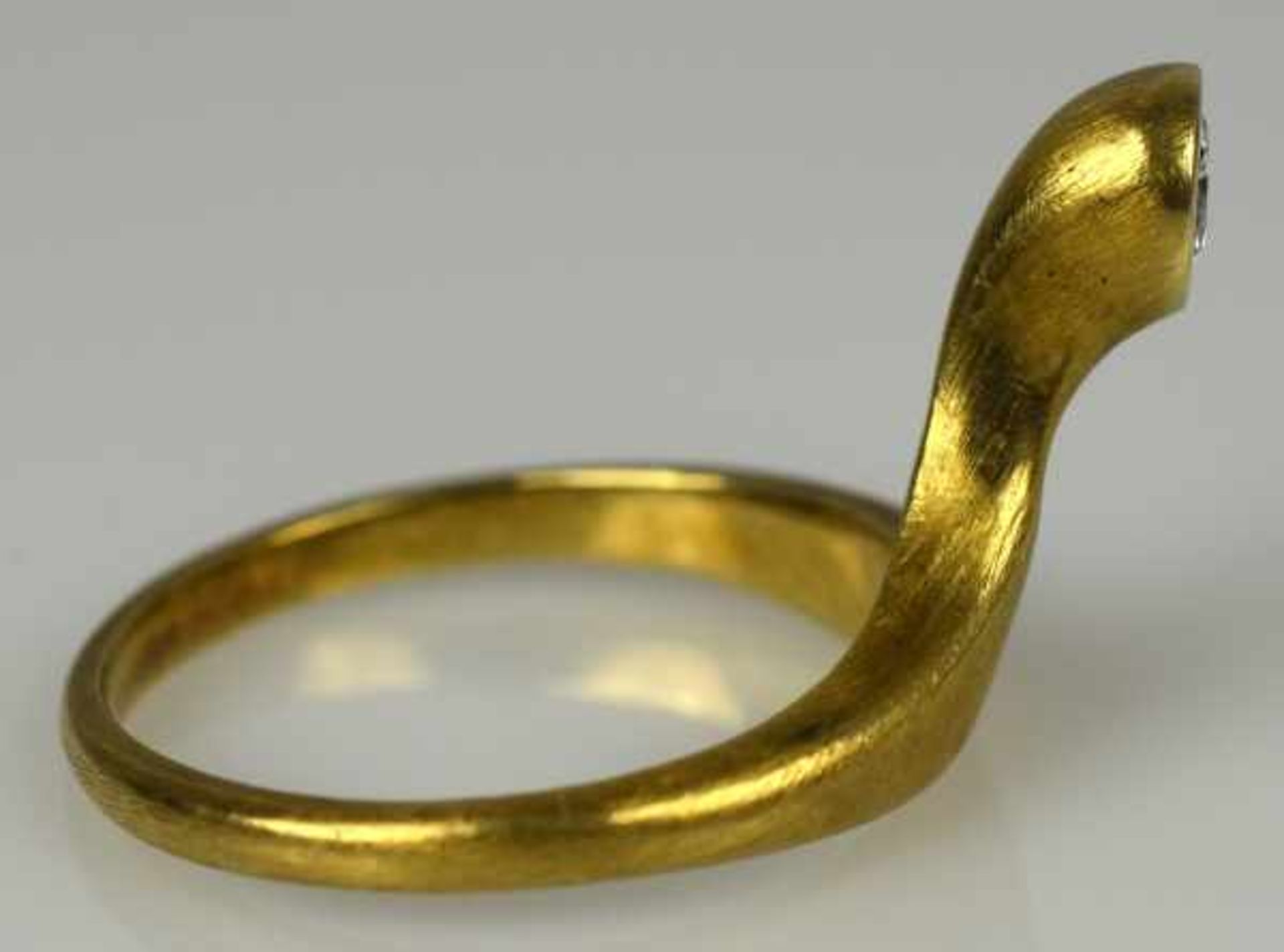 BRILLANT-RING moderner Entwurf mit schlicht gefasstem Brillant um 0,2-0,25ct, in Gelbgoldfassung - Bild 3 aus 4