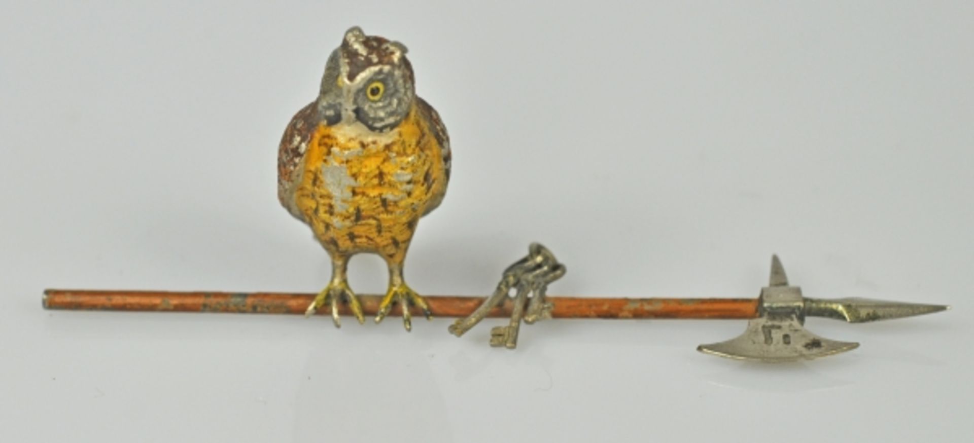 UHU als Wächter auf Hellebarde mit Schlüsseln, farbig bemalt, 4x10x3cm