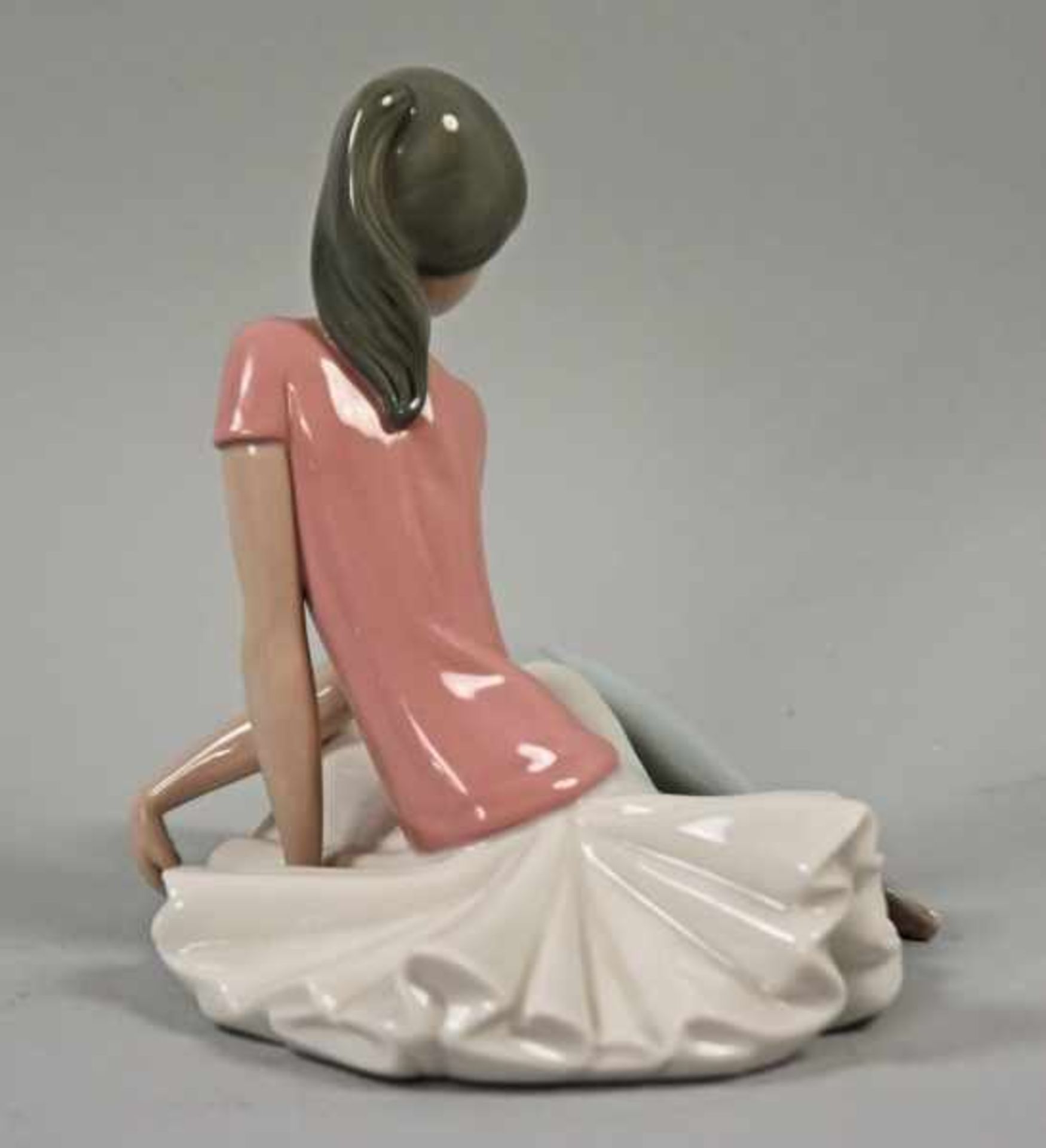 BALLERINA auf dem Boden sitzend, mit rosa Shirt u. Tütü, den Kopf leicht verträumt zur Seite - Bild 4 aus 9