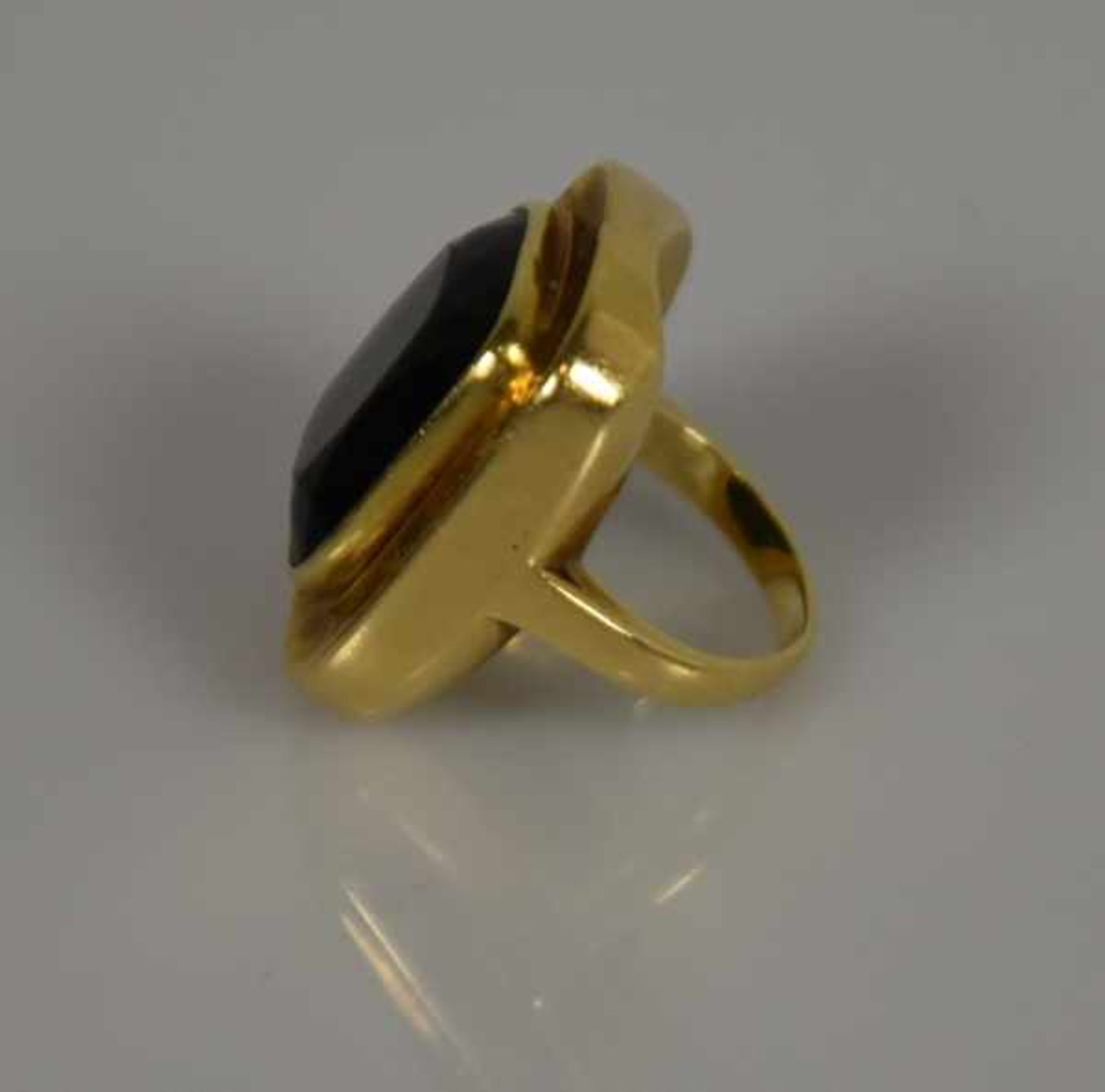 RING mit großem grünen geschliffenen Stein, wohl Turmalin, moderne Gelbgoldfassung 14ct, 9,9g, Gr. - Bild 3 aus 3