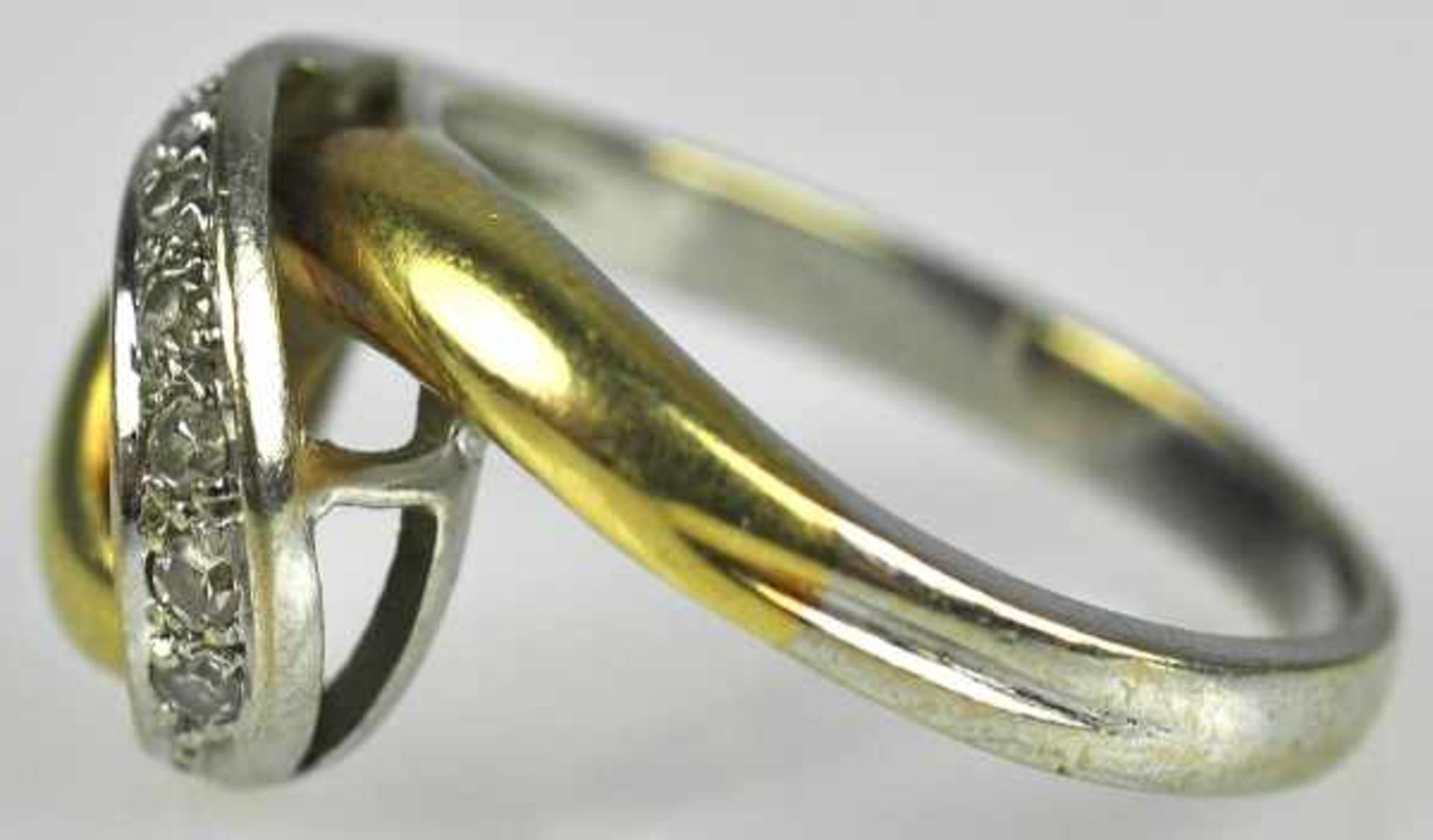 KNOTENRING bicolor, Weißgoldband besetzt mit Diamanten mit poliertem Gelbgoldband, Gold 14ct, 4,56g, - Bild 3 aus 3