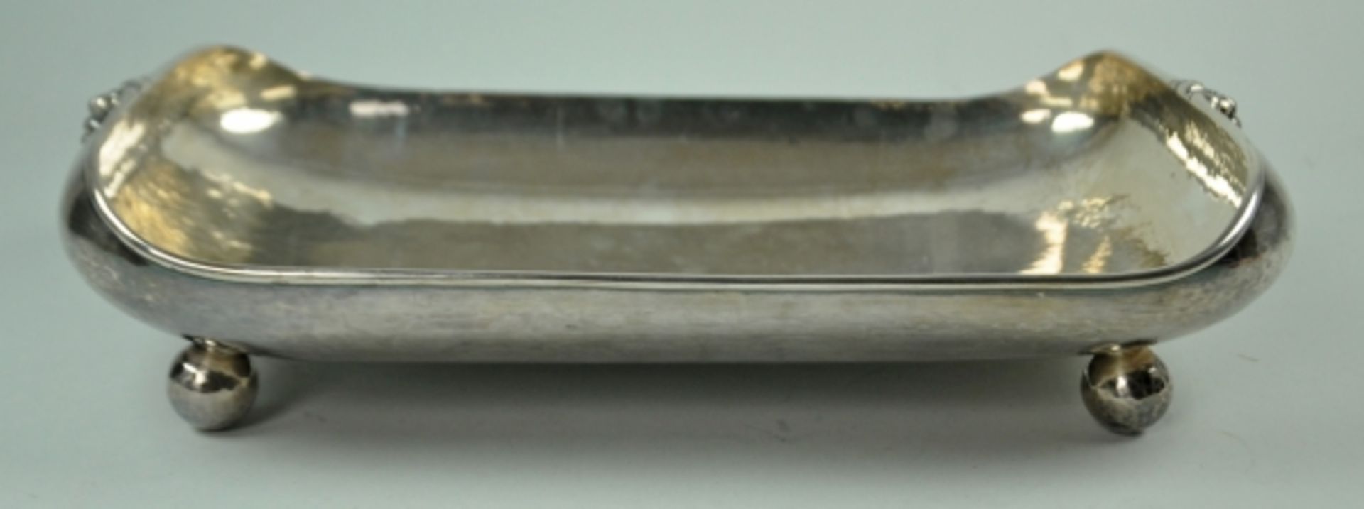 SCHALE rechteckige Form mit abgerundeten Ecken, hochgewölbter Rand, auf vier Kugelfüßen, - Bild 2 aus 3