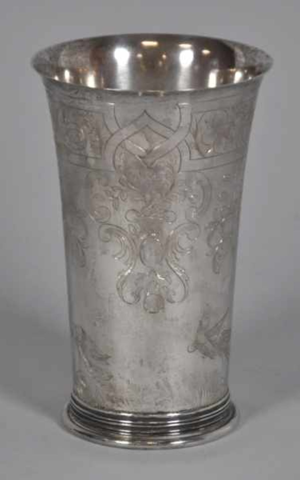 VASE becherförmig, nach oben hin ausgestellt, fein ziseliertes florales Dekor, Silber 833, 434gr,