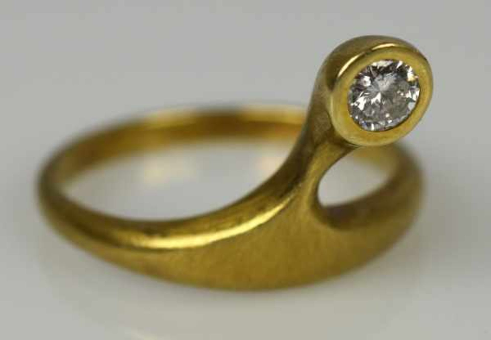 BRILLANT-RING moderner Entwurf mit schlicht gefasstem Brillant um 0,2-0,25ct, in Gelbgoldfassung - Bild 2 aus 4