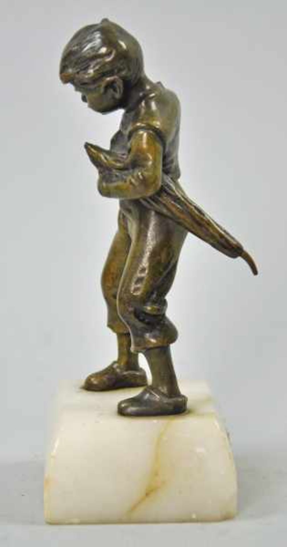 JUNGE mit Schirm, abgebrochener Griff, Bronze goldbraun patiniert, auf rechteckigem weißen - Bild 3 aus 4
