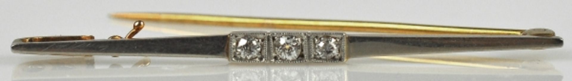 FEINE STABBROSCHE bicolor, besetzt mit 3 kleinen Diamanten, gesamt um 0,15ct, weiß, in Weiß/