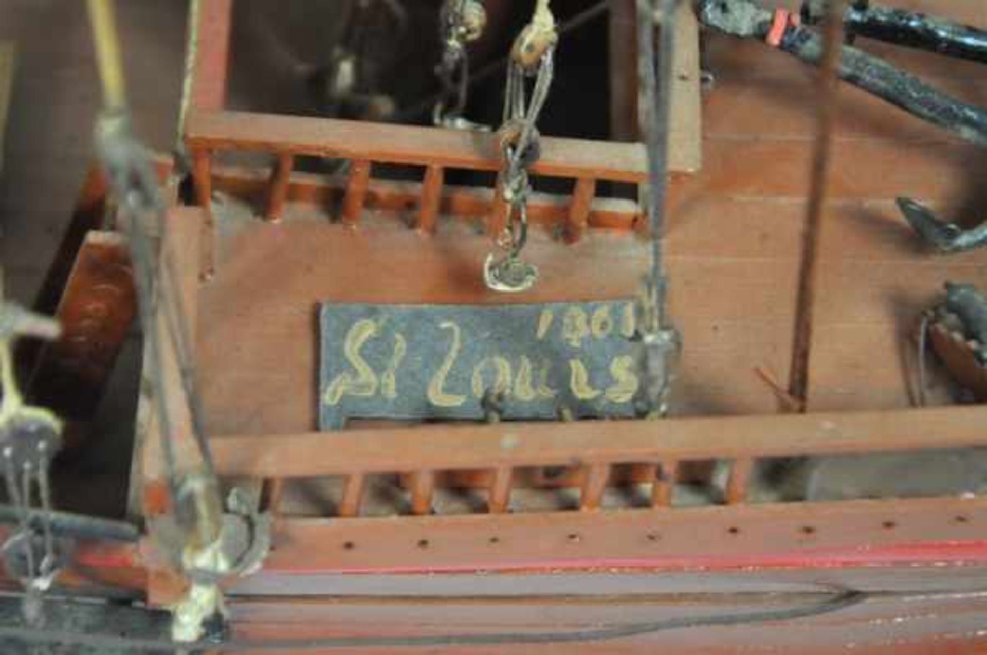 SEGELSCHIFF "St. Louis", Dreimaster, mit beweglichem Heckruder u. Stoffsegeln, bemaltes Holz, H 75cm - Bild 3 aus 3