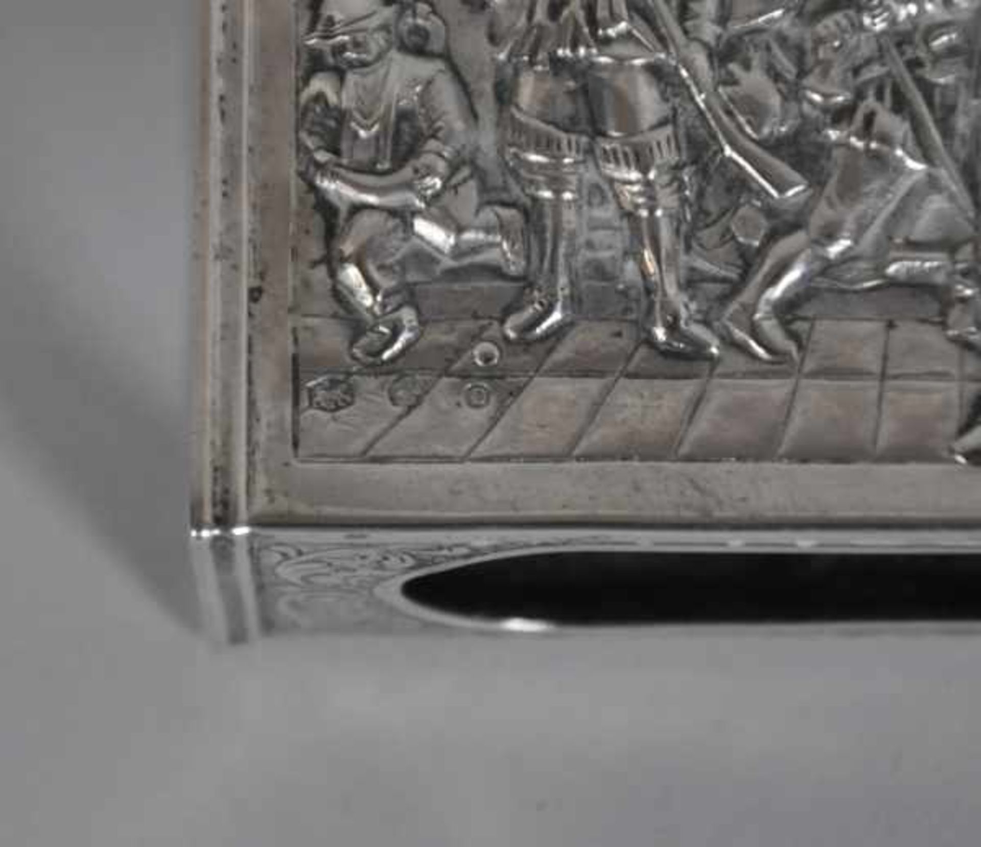 STREICHHOLZHALTER rechteckig mit seitlichen Aussparungen, im Zentrum Soldatenszene mit Hund als - Bild 9 aus 9