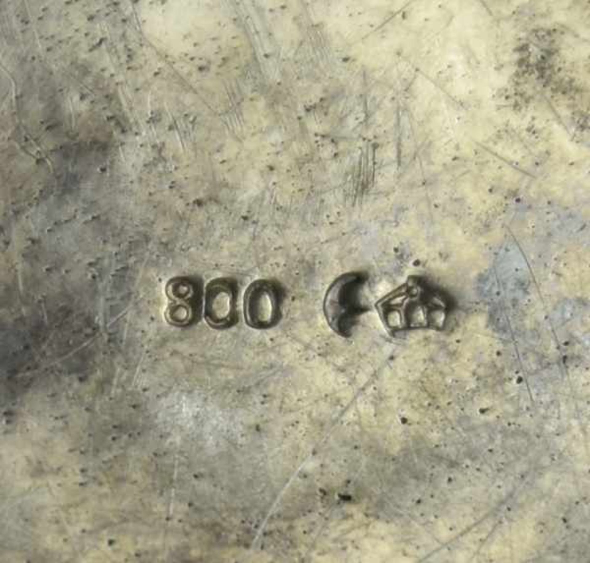 TEESIEB mit Untersatz, reich reliefiert mit Rosenmotiven, Silber 800, 118gr, D 8,5cm - Bild 4 aus 4