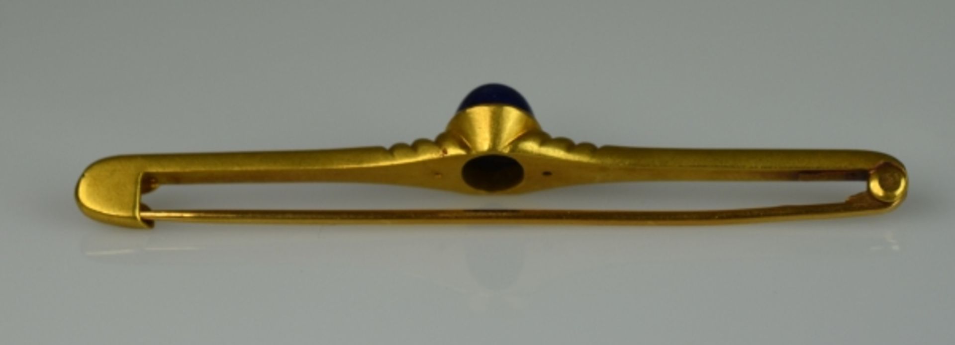 STABNADEL mit ovalem Lapislazulicabochon in der Mitte, Gelbgold 18ct, 4,65g, L 65 - Image 2 of 3