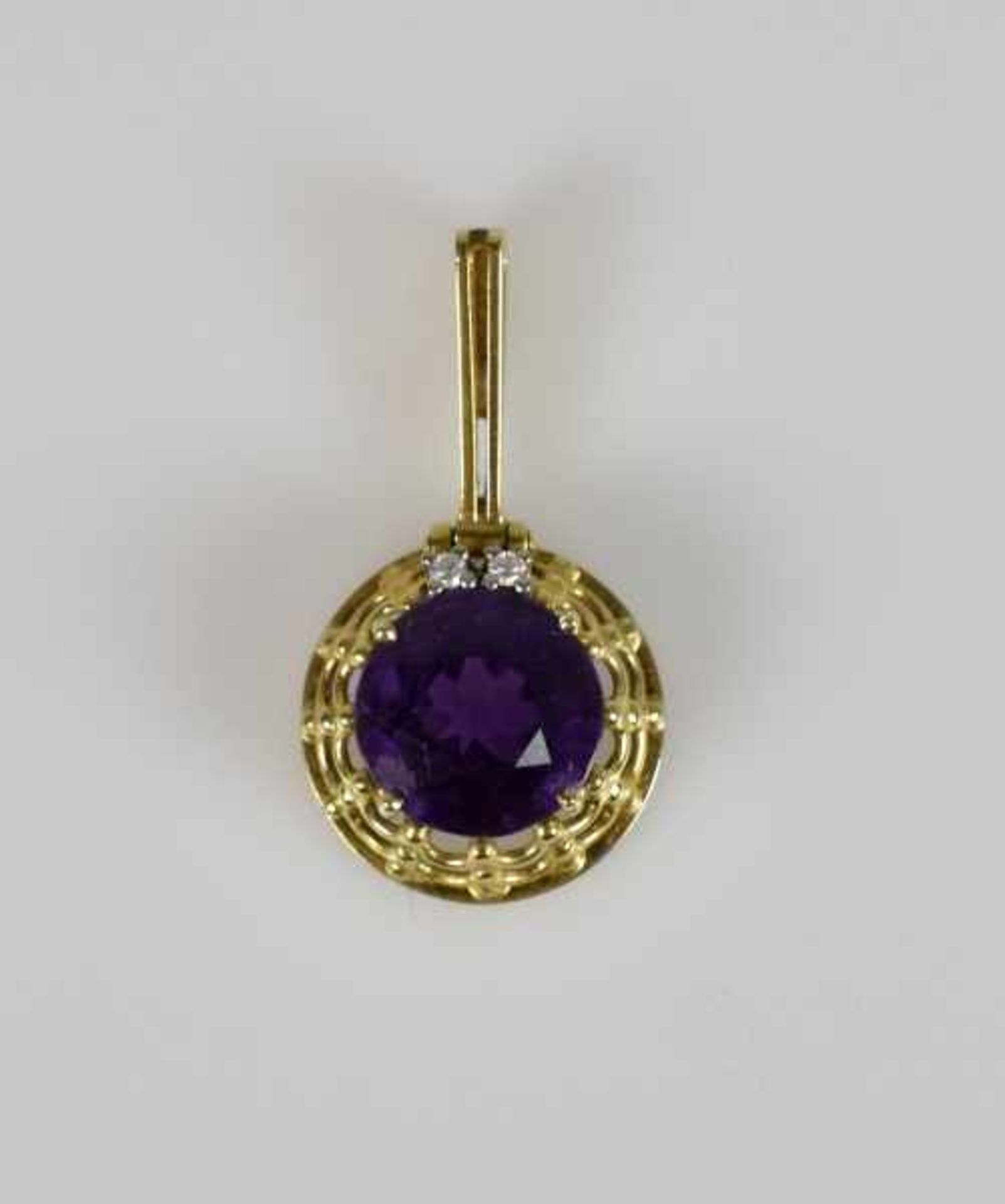 AMETHYST-ANHÄNGER runder geschliffener Amethyst mit 2 kleinen Diamanten in Gelbgoldfassung 14ct, D