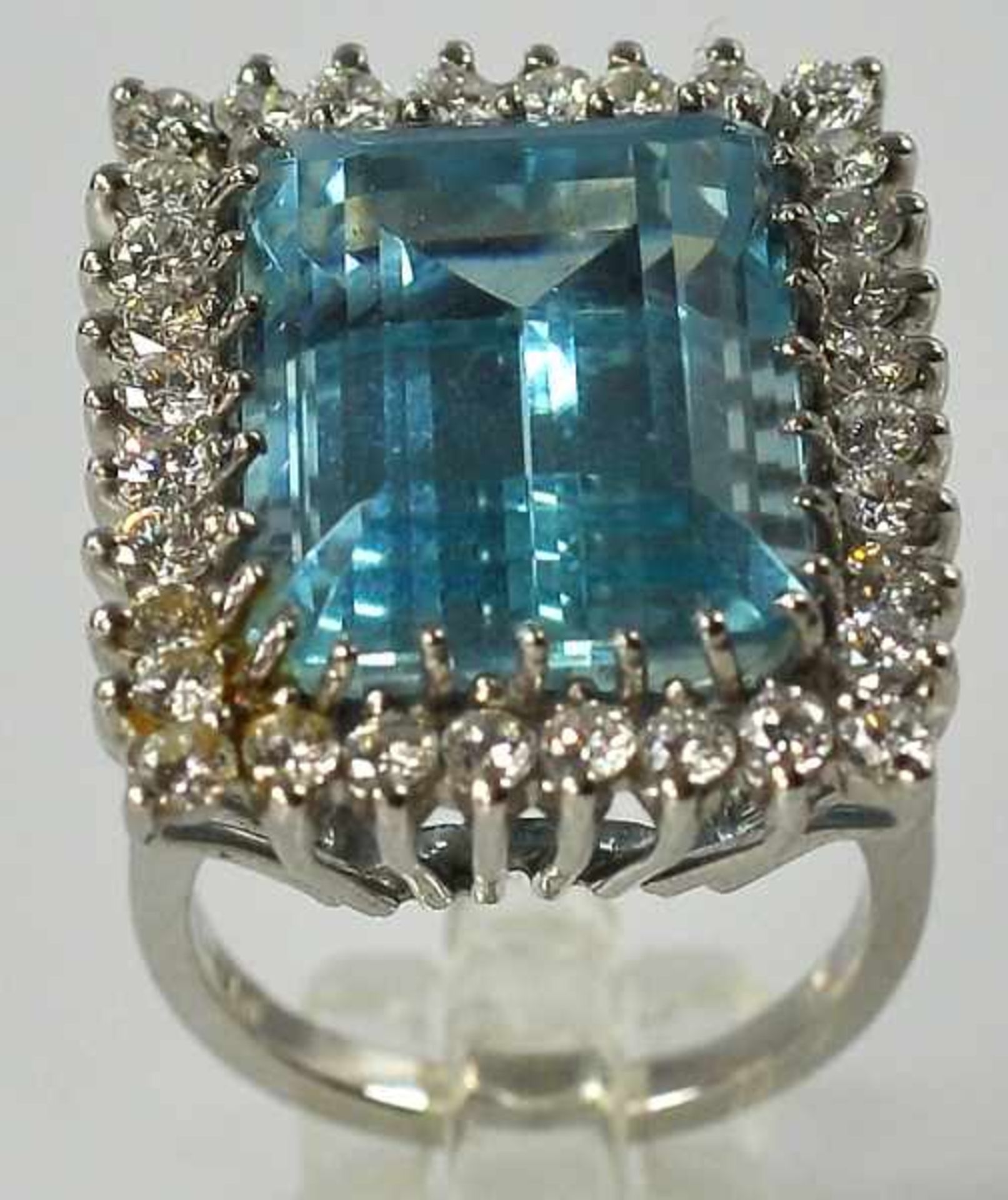 RING großer Aquamarin um 20ct, 17x13mm mit Treppenschliff, in sehr schönem Aquamarinblau, umgeben