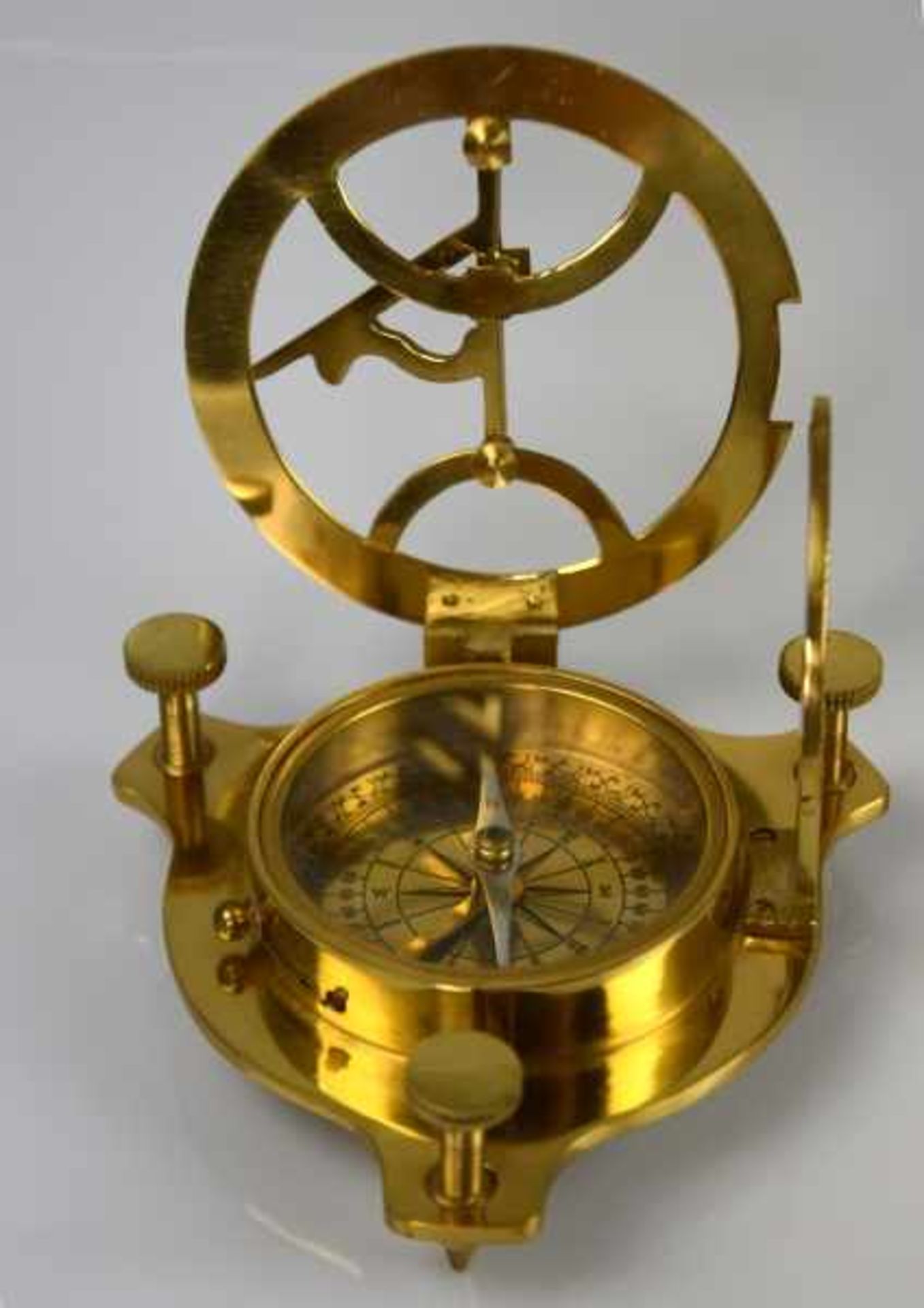 TISCHWECKER u. KOMPASS nautischer Kompass mit Messinggehäuse, auf drei Schrauben, bez. West. - Image 4 of 5
