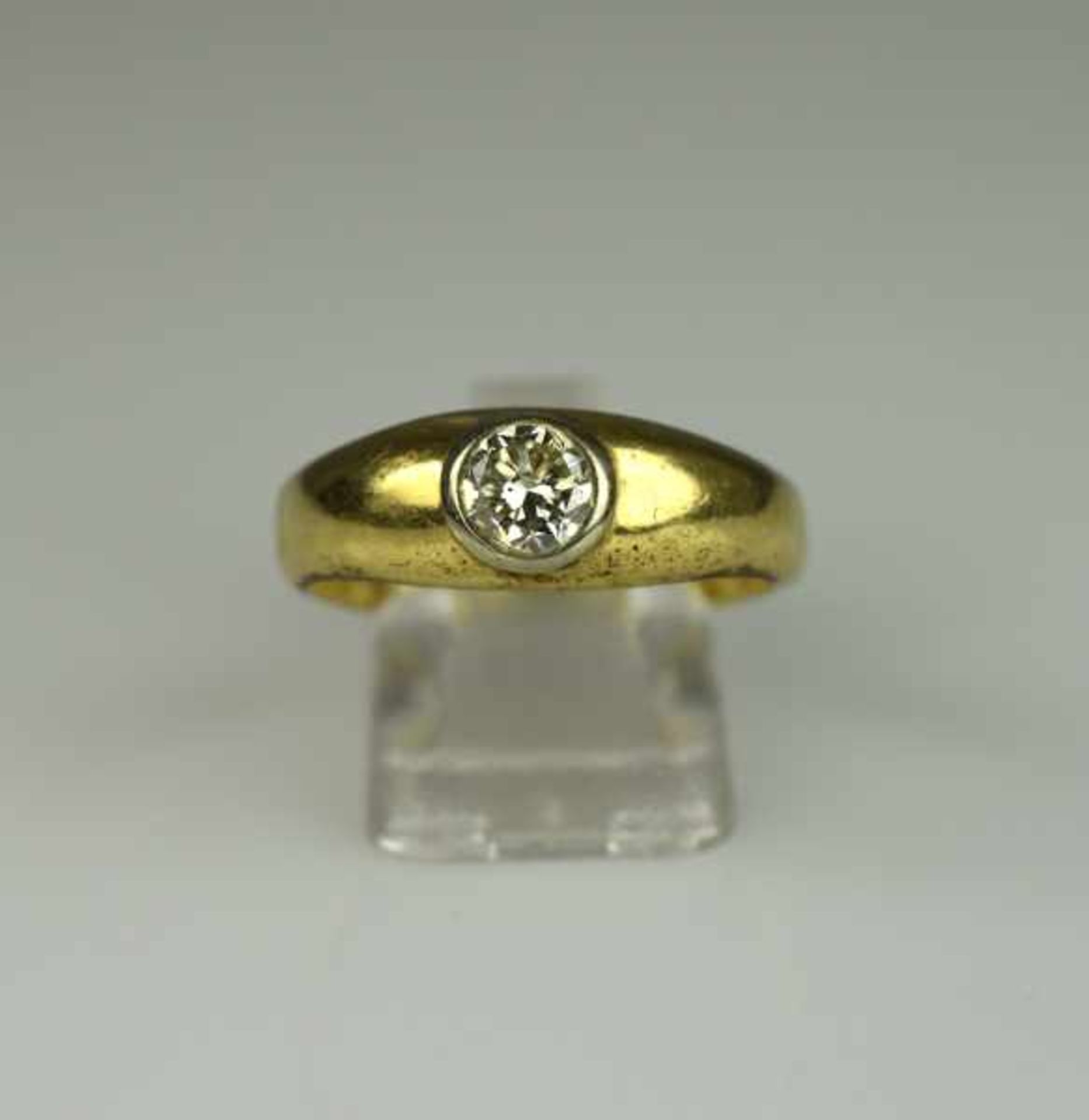 DIAMANTRING gebogte Schiene mit Solitärdiamant um 0,5ct,p, w., Weißgoldfassung auf Gelbgold 14ct,