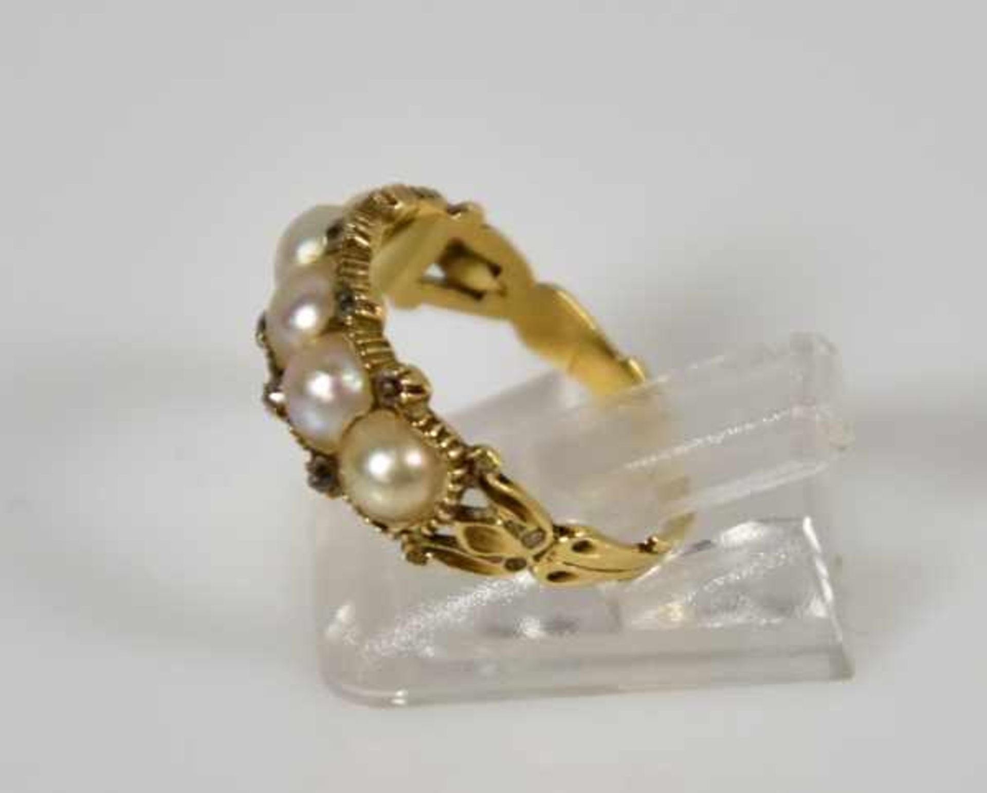 RING besetzt mit 5 weissen Perlen und kleinen Diamanten (1 fehlt), auf gebogter Goldfassung 14ct, - Bild 3 aus 3