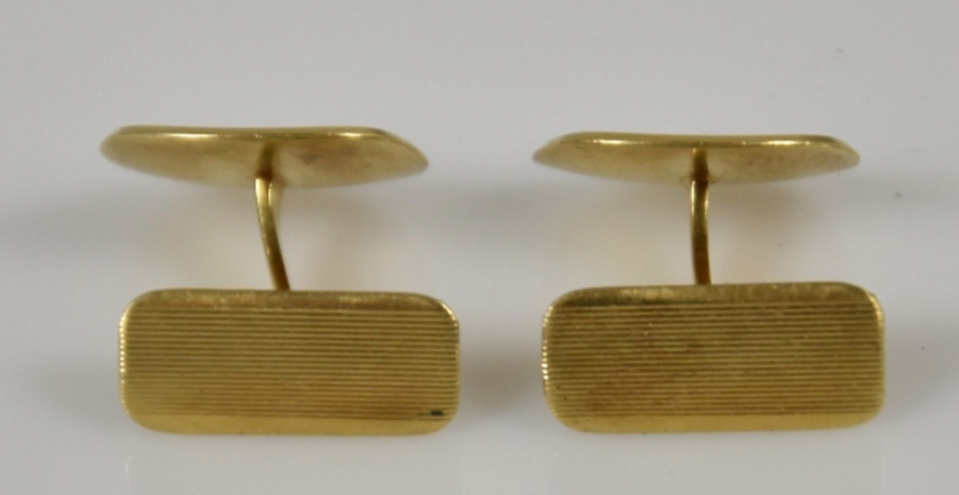 PAAR MANSCHETTENKNÖPFE vierpassig mit Strahlendekor auf getiefter Oberfläche Gelbgold 18ct, 12,5g, - Bild 3 aus 3