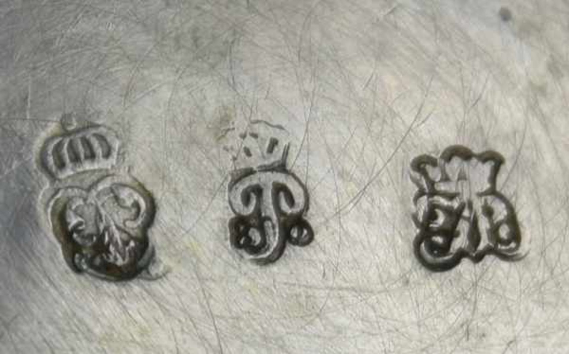 SCHALE mit umlaufenden Festons u. zwei ovalen Medaillons in diesen je ein ziseliertes Monogramm, - Image 2 of 2