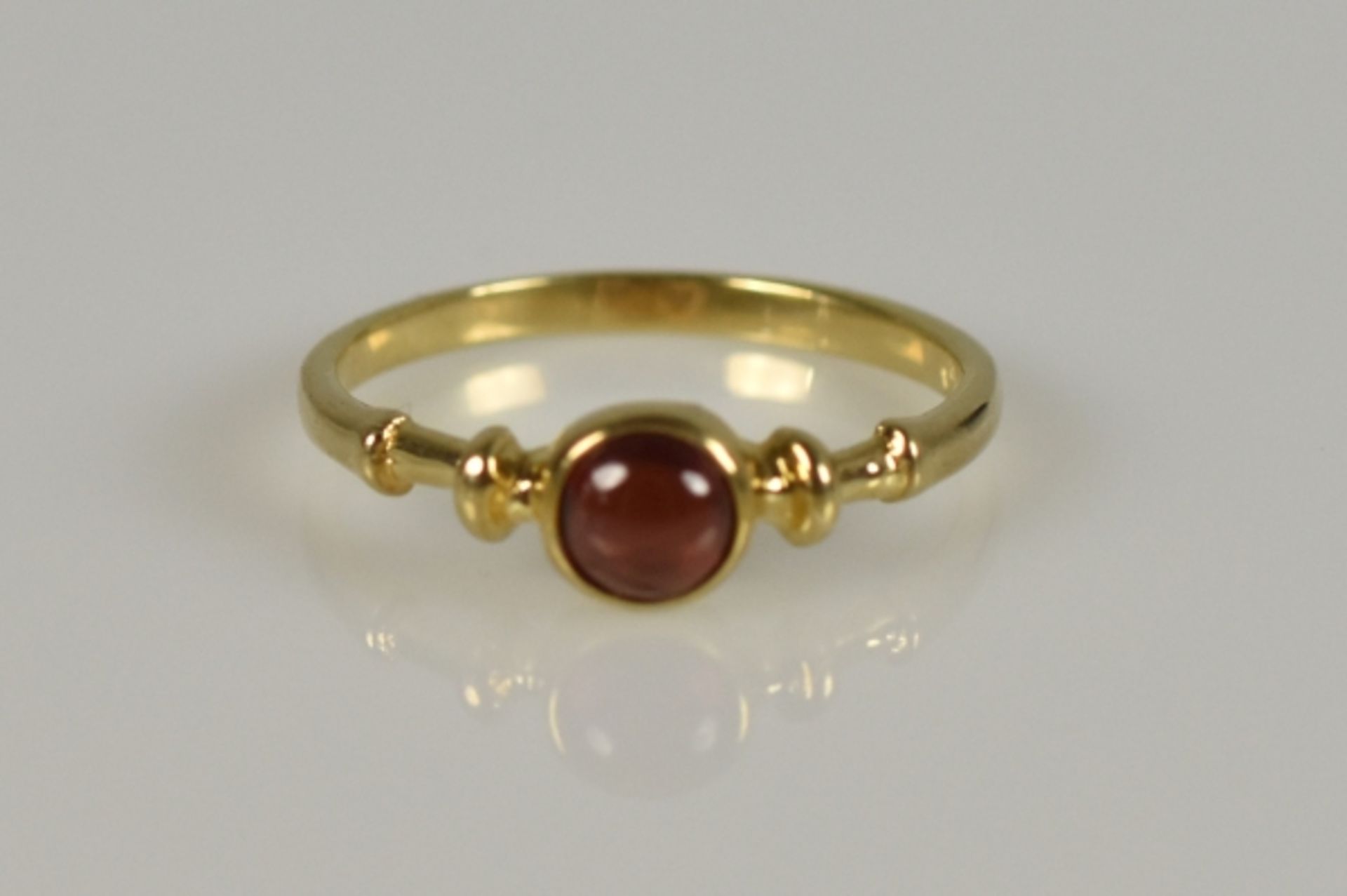 GRANATRING mit verzierter Schiene, mittig Granatcabochon Gelbgold 14ct, Gr. 57