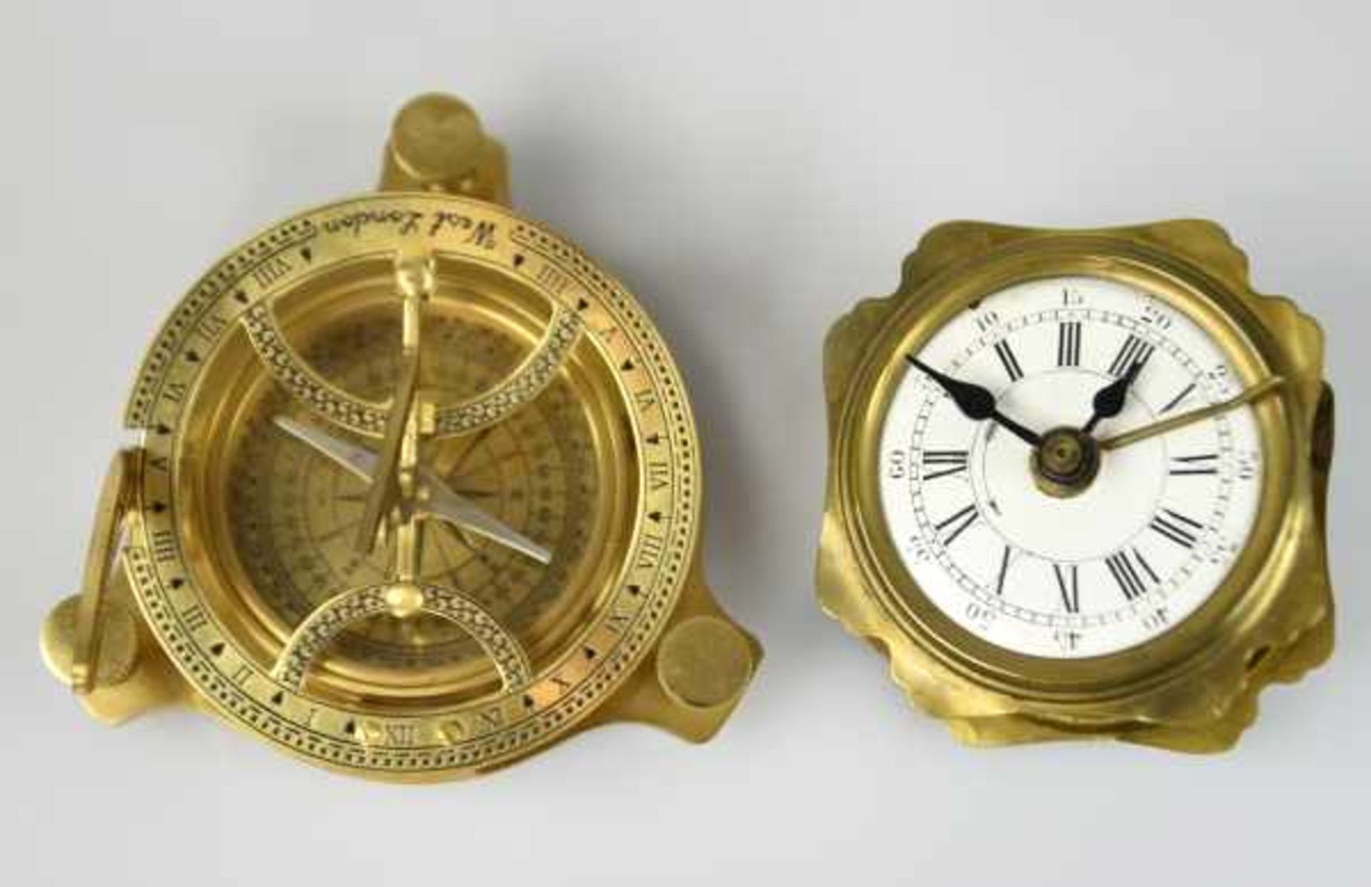 TISCHWECKER u. KOMPASS nautischer Kompass mit Messinggehäuse, auf drei Schrauben, bez. West.