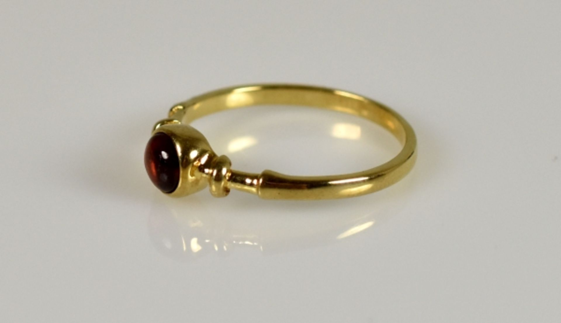 GRANATRING mit verzierter Schiene, mittig Granatcabochon Gelbgold 14ct, Gr. 57 - Bild 2 aus 3