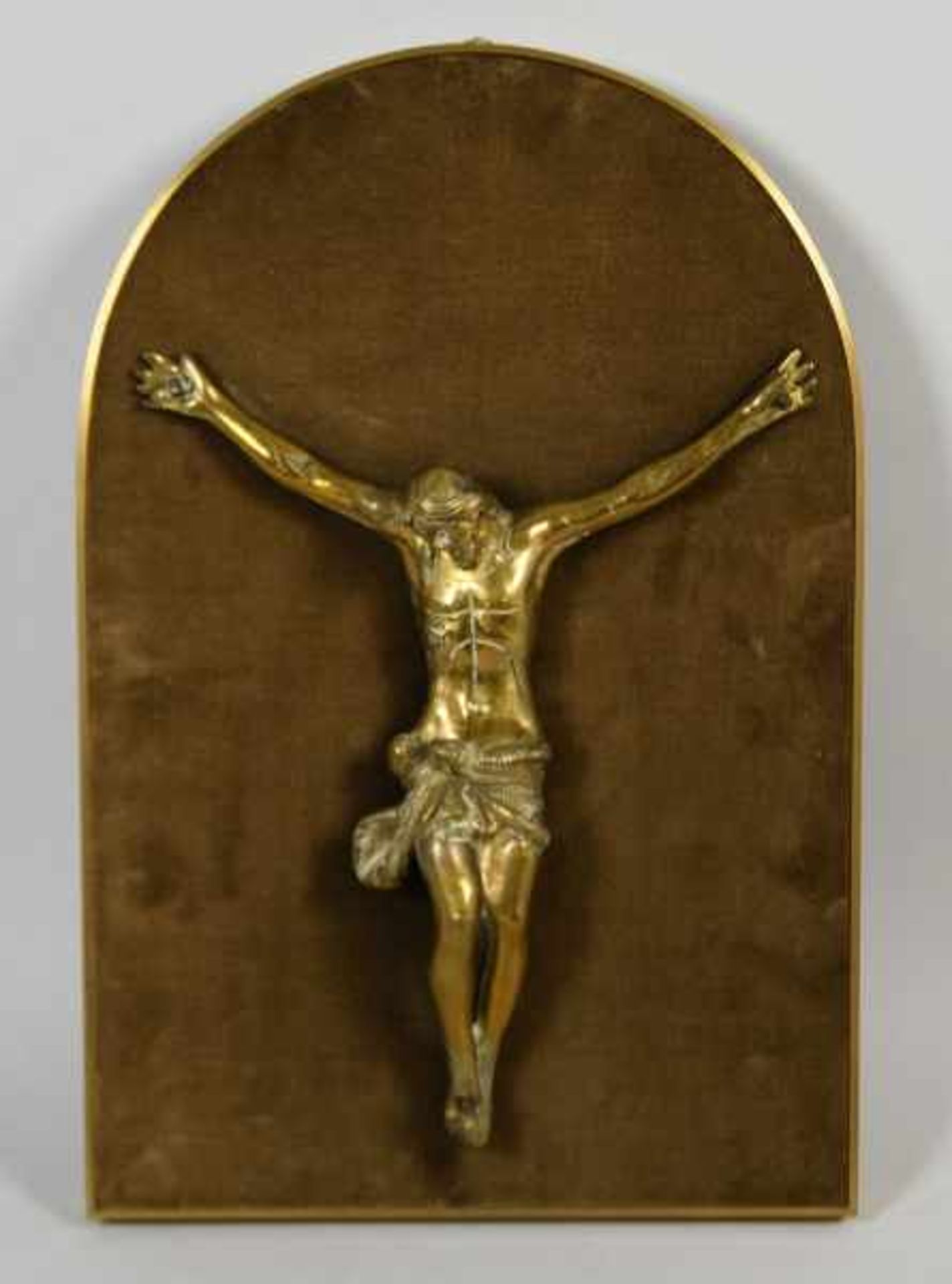CHRISTUSKORPUS als 3-Nageltypus, vergoldet, monitiert auf samtüberzogener Platte, 24x20cm(Korpus),