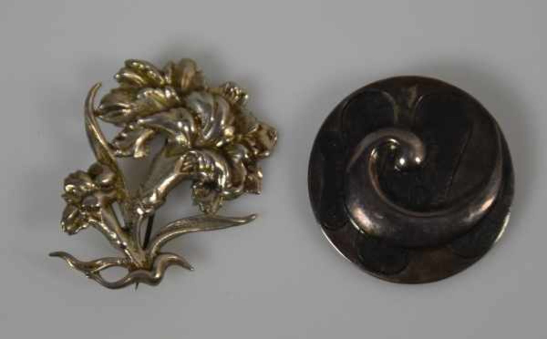 2 BROSCHEN plastische Blüte und runde Brosche mit abstraktem Motiv, Handarbeit, Anfang 20.Jh.,