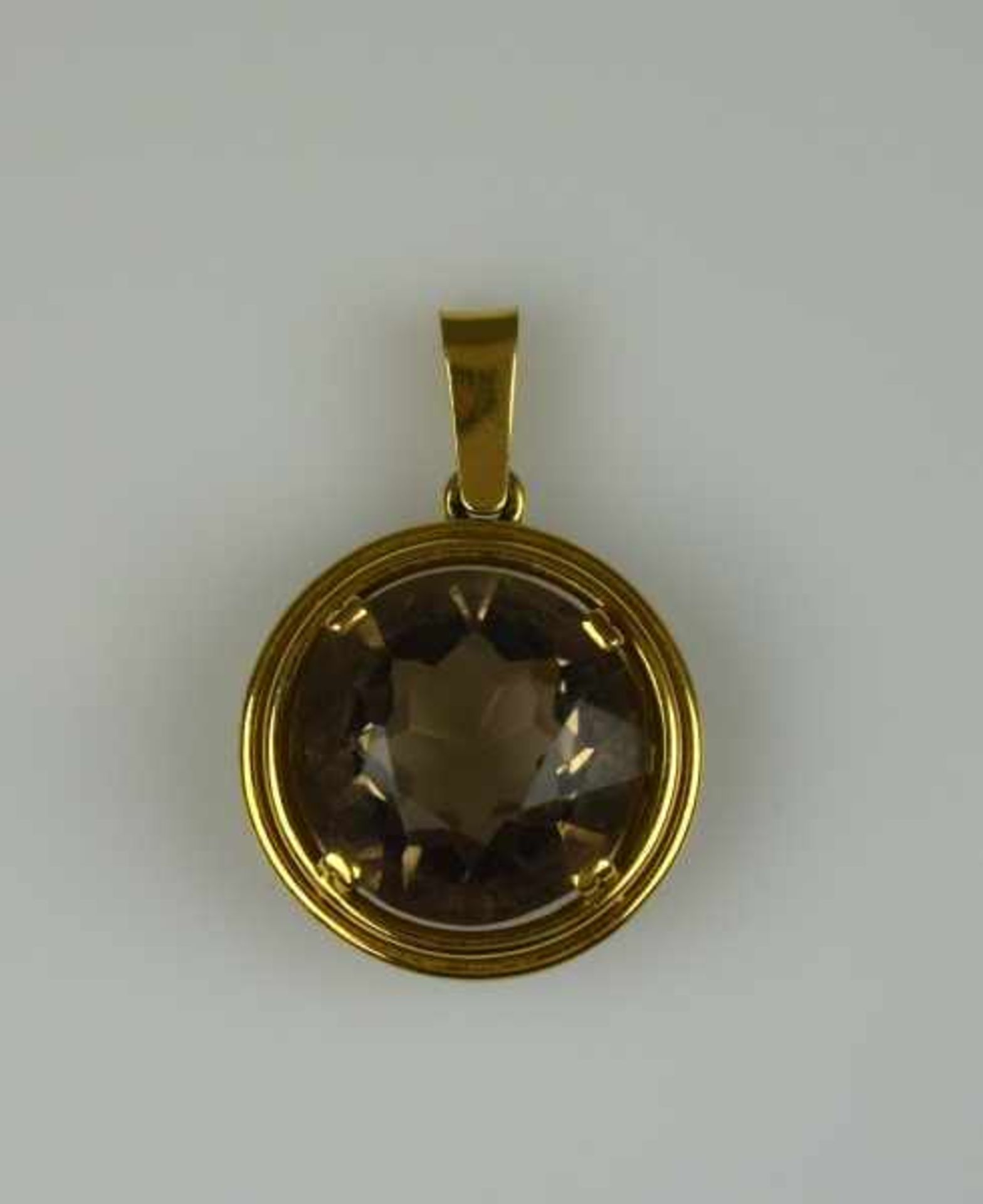 ANHÄNGER rund, mit geschliffenem hellbraunem Rauchtopaz in getreppter Goldfassung 18ct, 6,19g, D