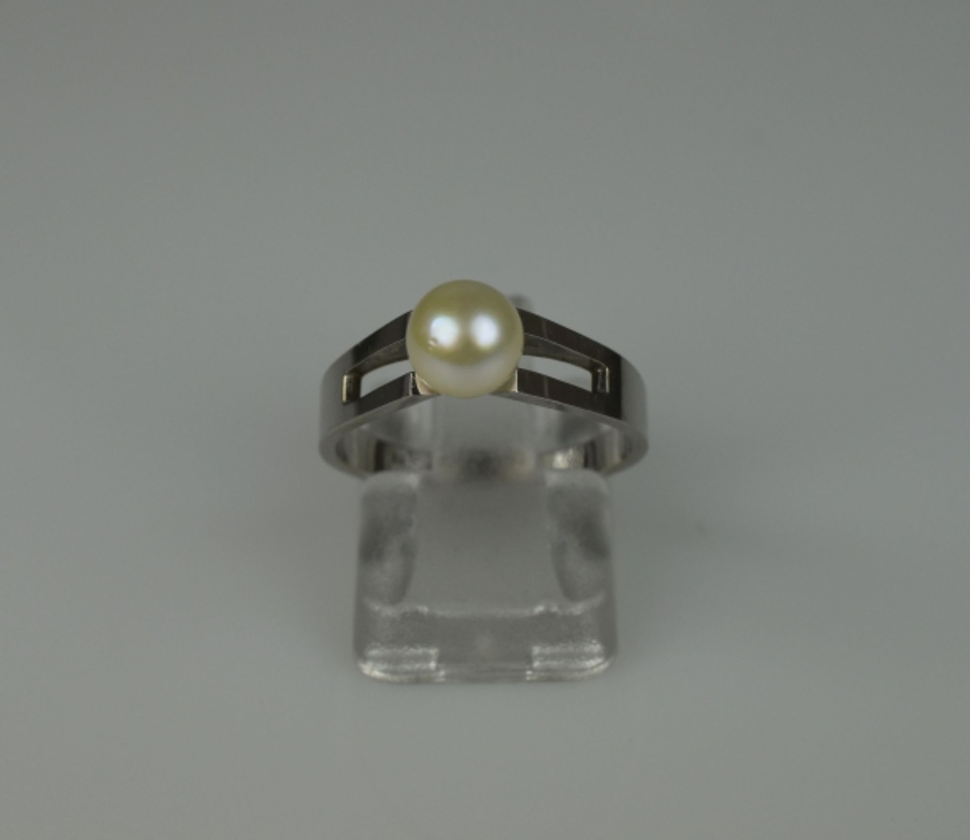 RING mit weißer Zuchtperle besetzt, Fassung in poliertem Weißgold 14ct, Gr. 56