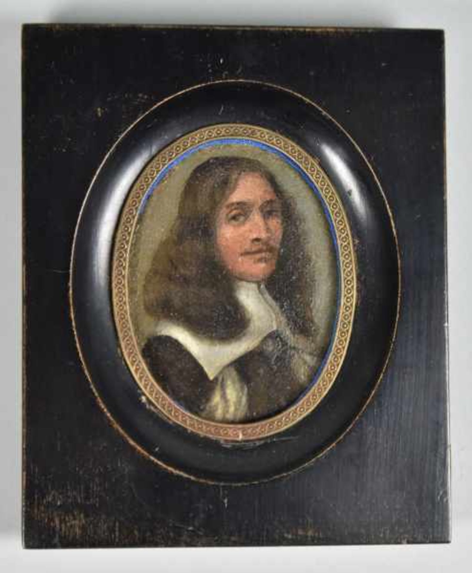 PORTRAITIST "Edelmann" in Dreiviertelperspektive mit weißem Kragen und langem offenem Haar, im Oval,