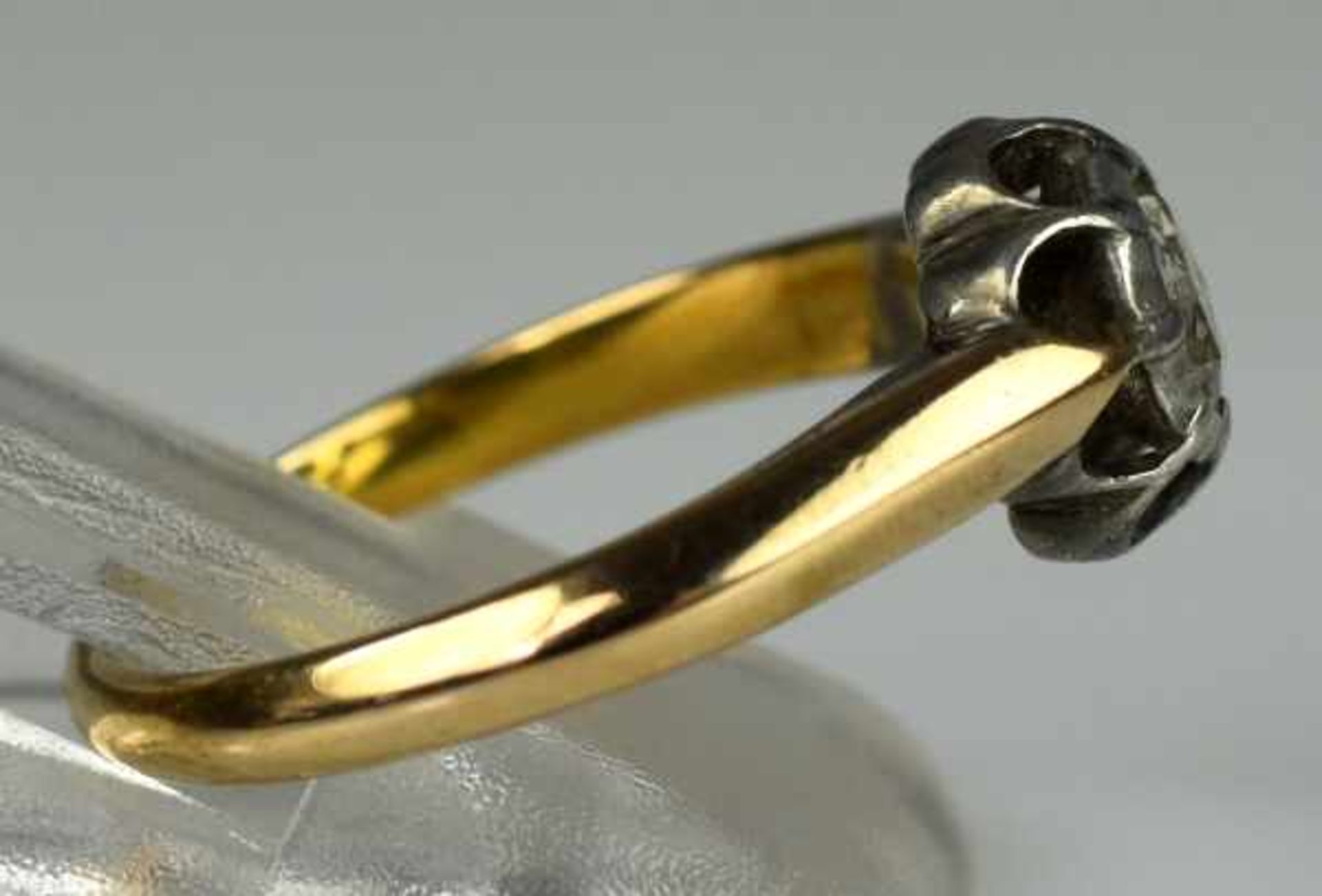 RING mit Rosendiamant um 0,5ct in seitlich durchbrochener Silberfassung, antik, 19.Jh., aufgelegt - Image 3 of 3