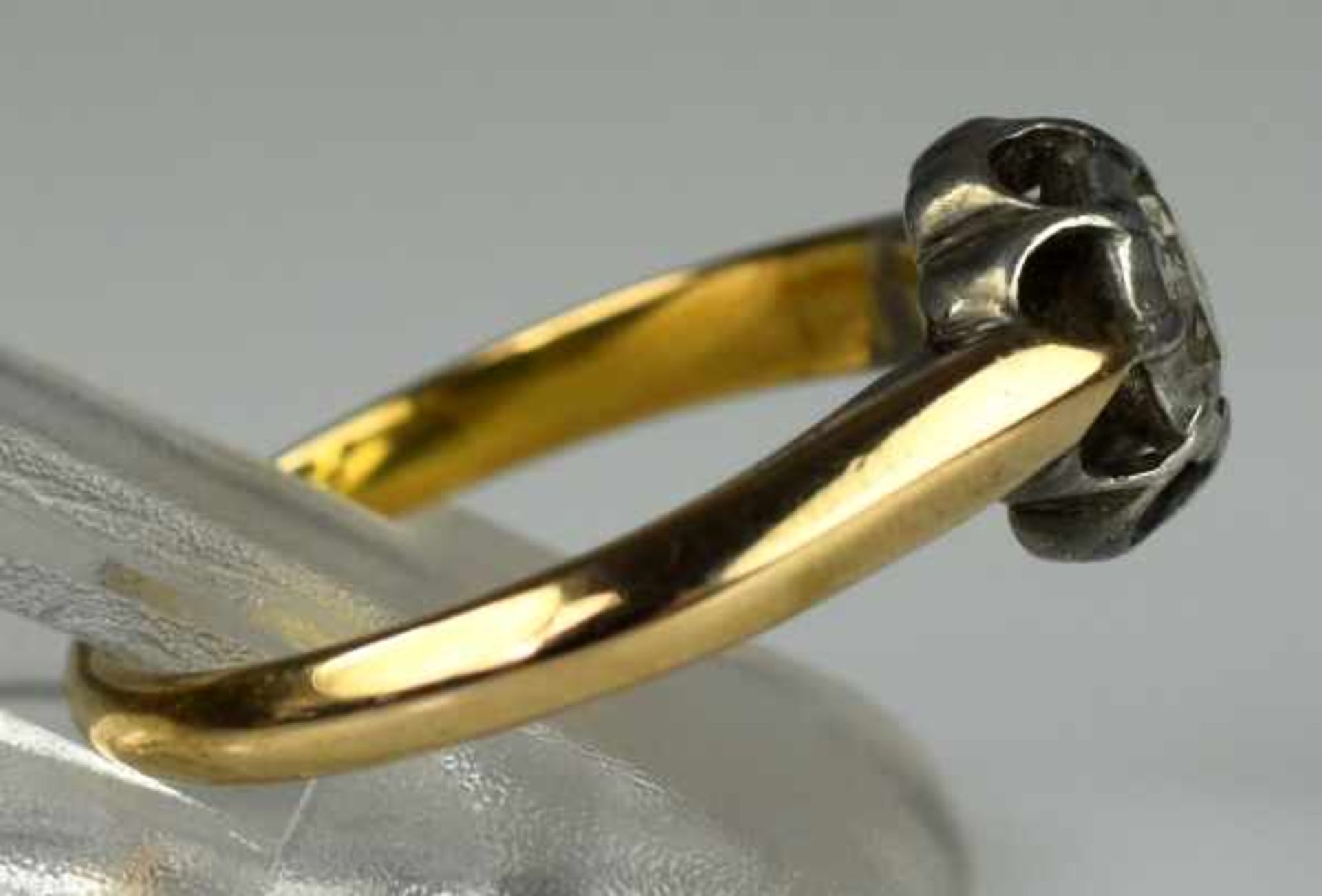 RING mit Rosendiamant um 0,5ct in seitlich durchbrochener Silberfassung, antik, 19.Jh., aufgelegt - Bild 3 aus 3