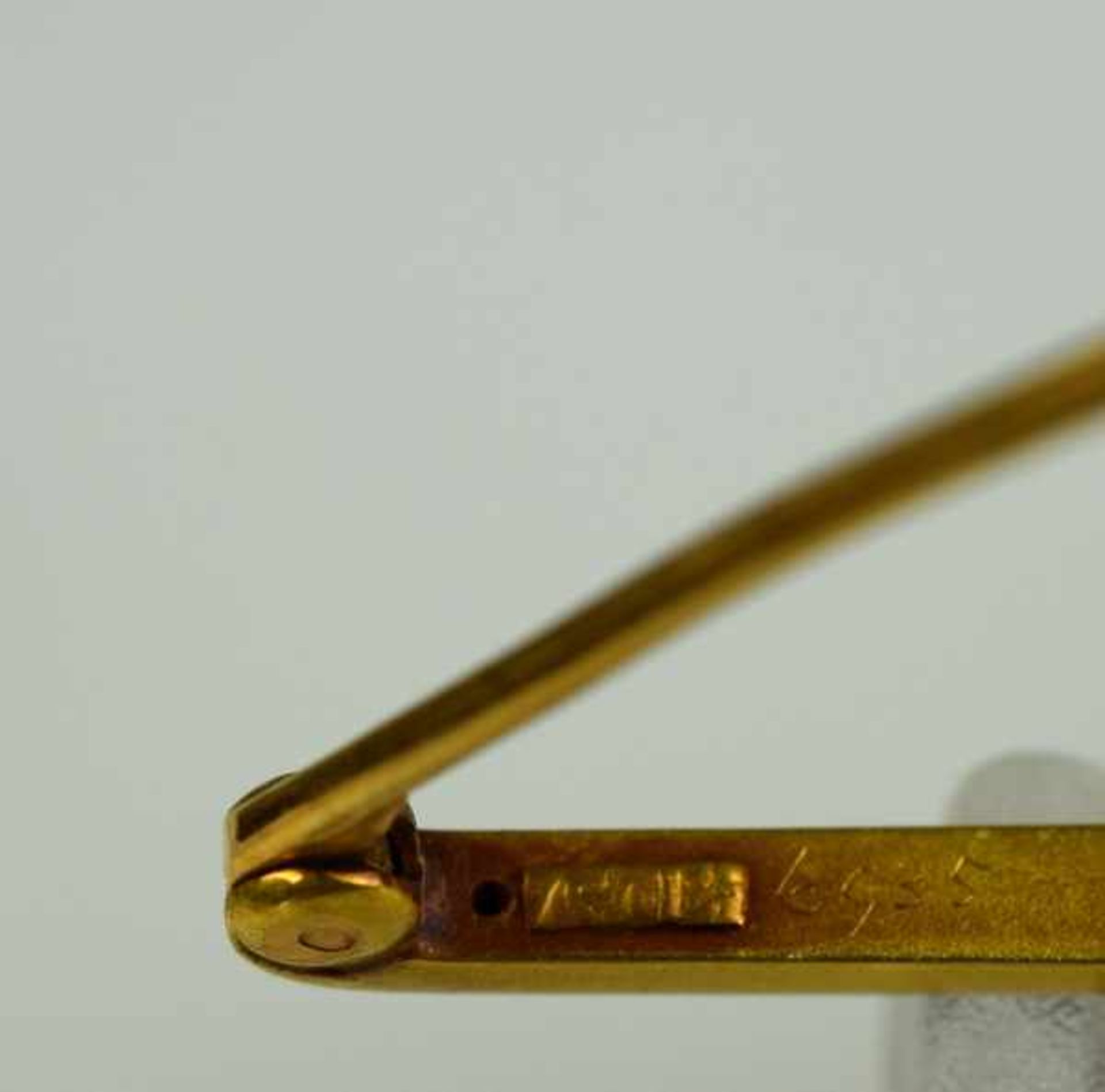 STABNADEL mit ovalem Lapislazulicabochon in der Mitte, Gelbgold 18ct, 4,65g, L 65 - Image 3 of 3