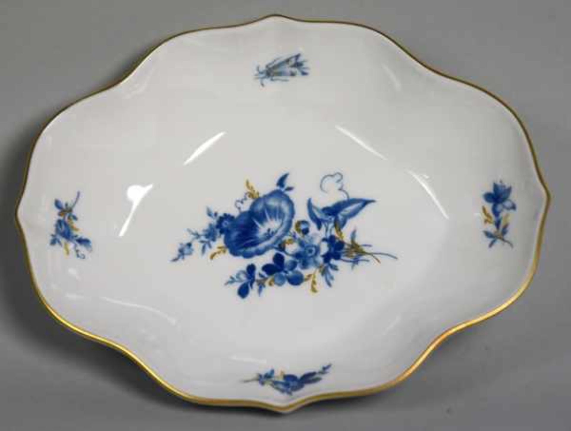 SCHÄLCHEN oval mit geschwungenen Rändern, blaue Blumenbouquets mit Goldhöhung, rückz. bez. "