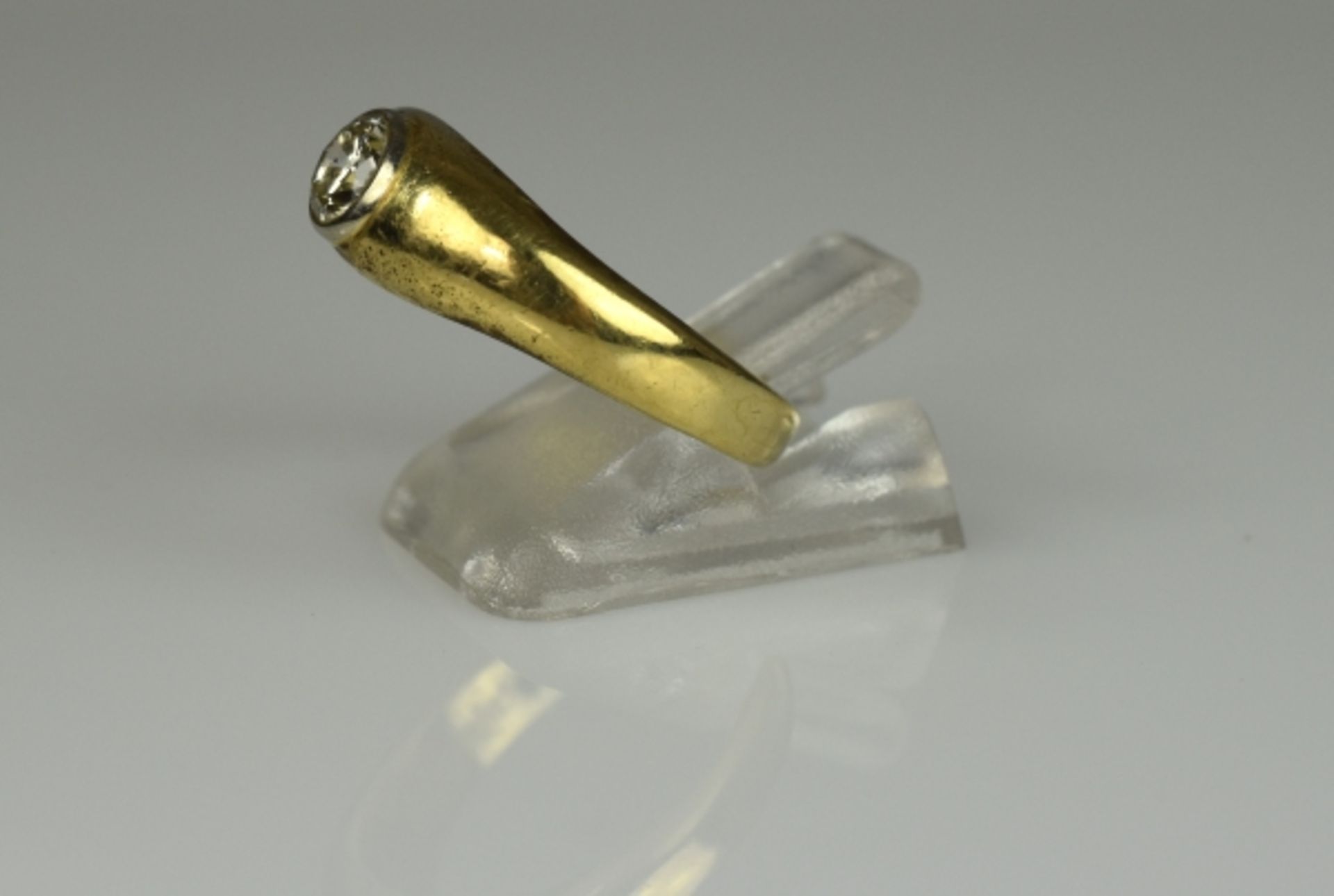 DIAMANTRING gebogte Schiene mit Solitärdiamant um 0,5ct,p, w., Weißgoldfassung auf Gelbgold 14ct, - Image 3 of 3