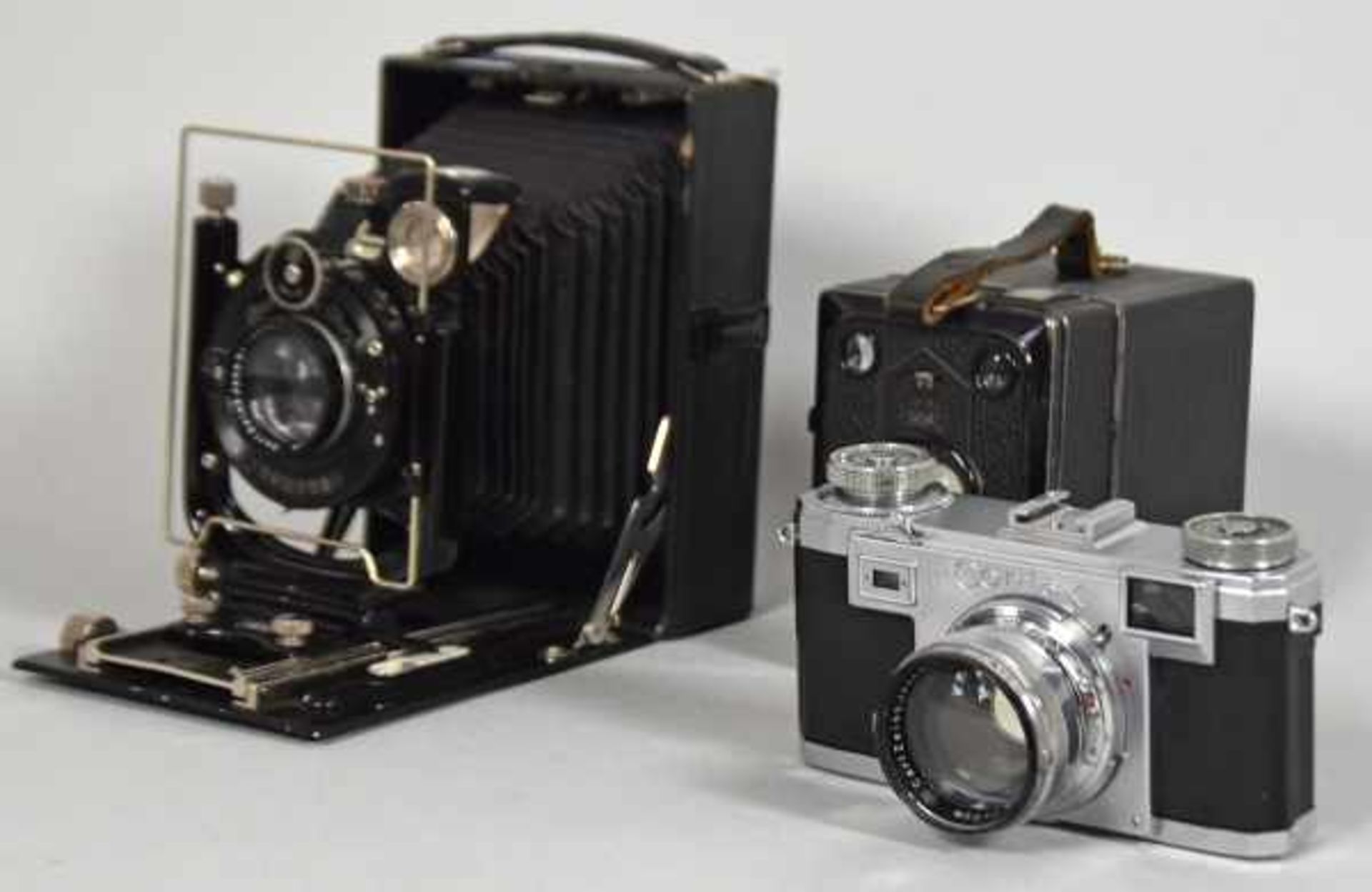 ZEISS-IKON Konvolut aus 3 Fotoapparaten, Box Tengor, Bj. ca. 1935, Objektiv Frontar; und 9x12cm, Nr.