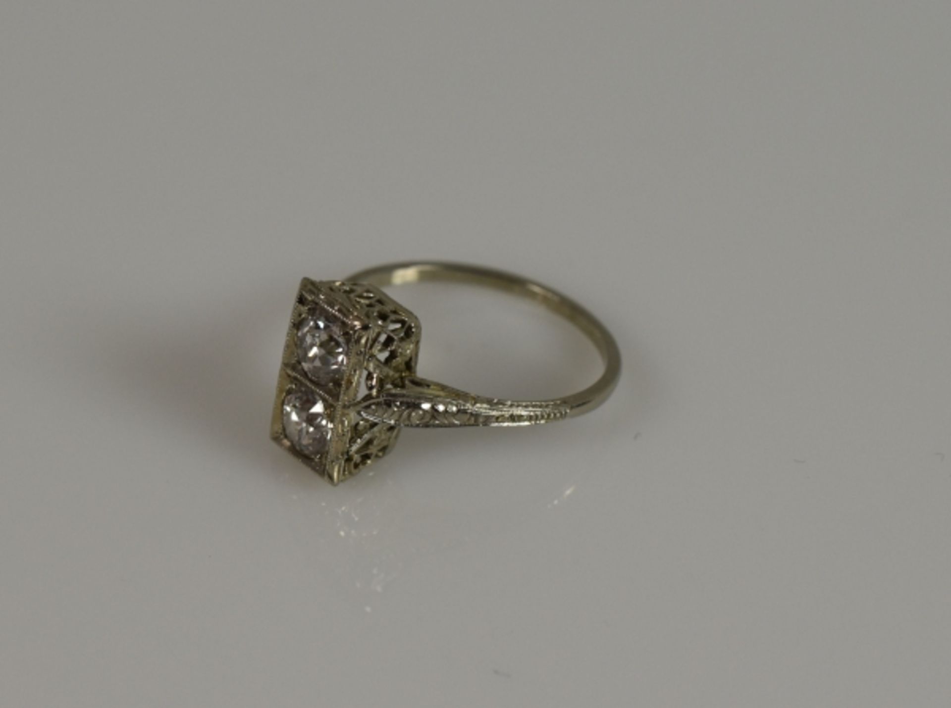 DIAMANTRING zwei Solitärdiamanten, Altschliff, w, gute Brillanz, kleine Einschlüsse am Rand, - Image 3 of 3