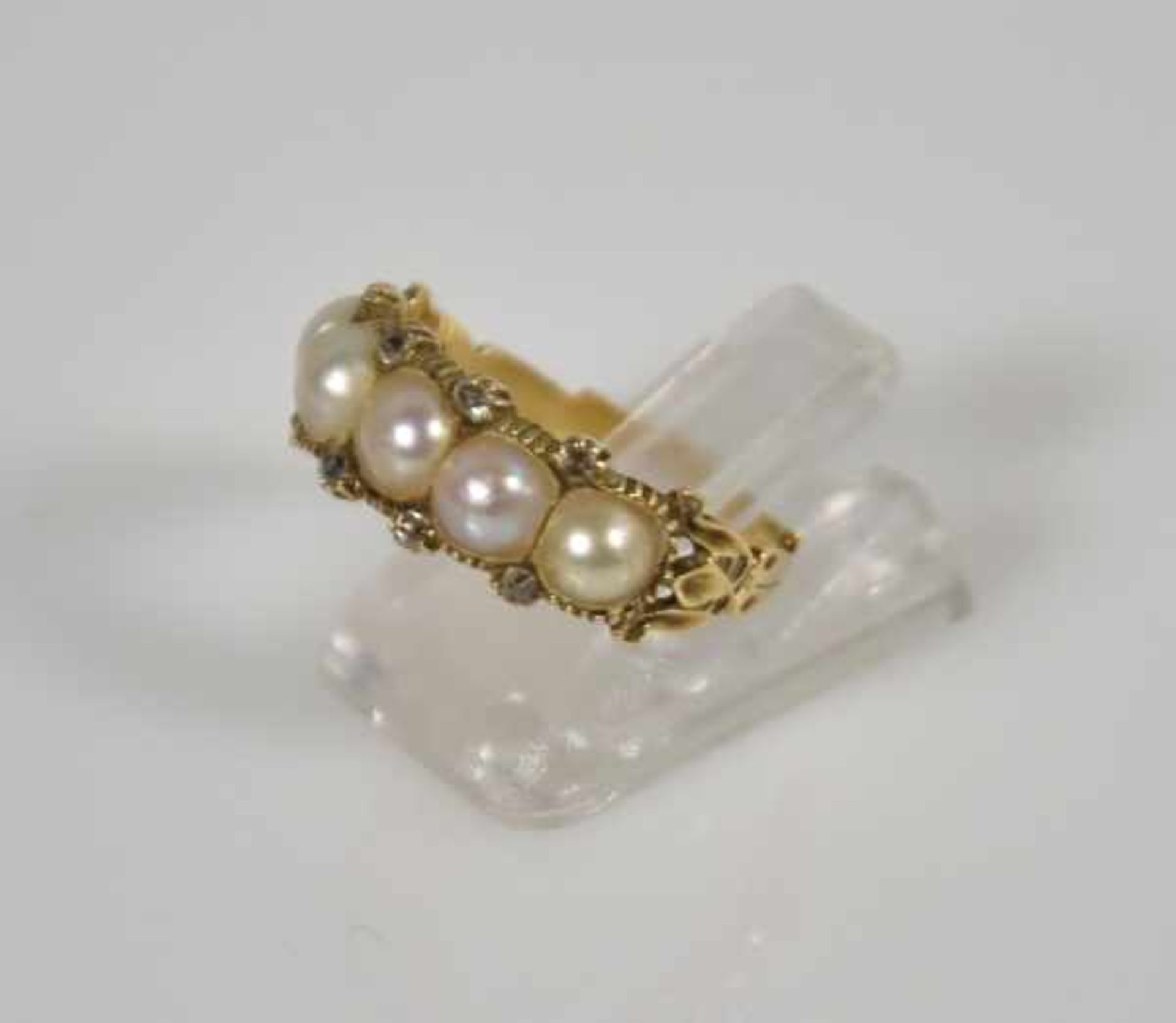 RING besetzt mit 5 weissen Perlen und kleinen Diamanten (1 fehlt), auf gebogter Goldfassung 14ct, - Bild 2 aus 3