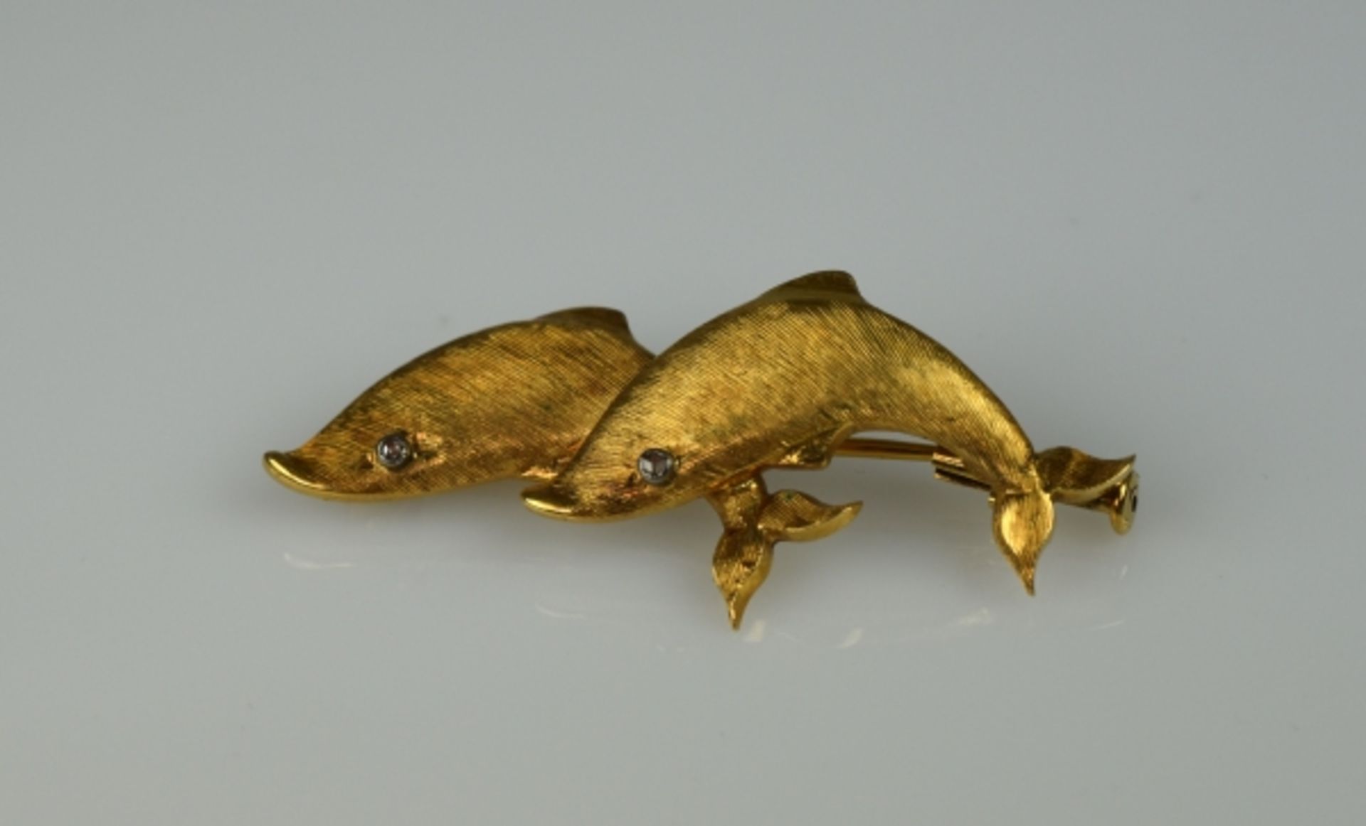 BROSCHE zwei ziselierte Delphine mit kleinen Diamantaugen, Gelbgold 18ct, 7g, D 50mm