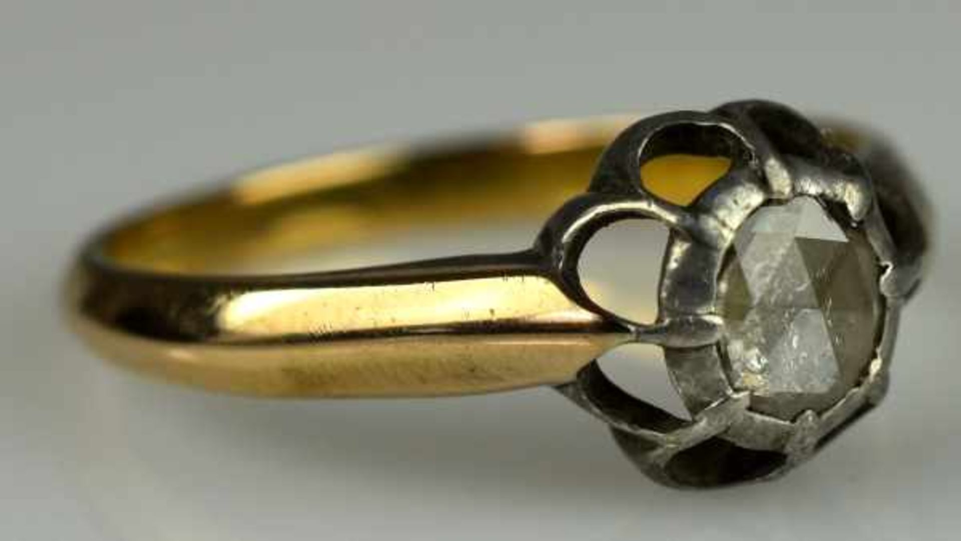 RING mit Rosendiamant um 0,5ct in seitlich durchbrochener Silberfassung, antik, 19.Jh., aufgelegt